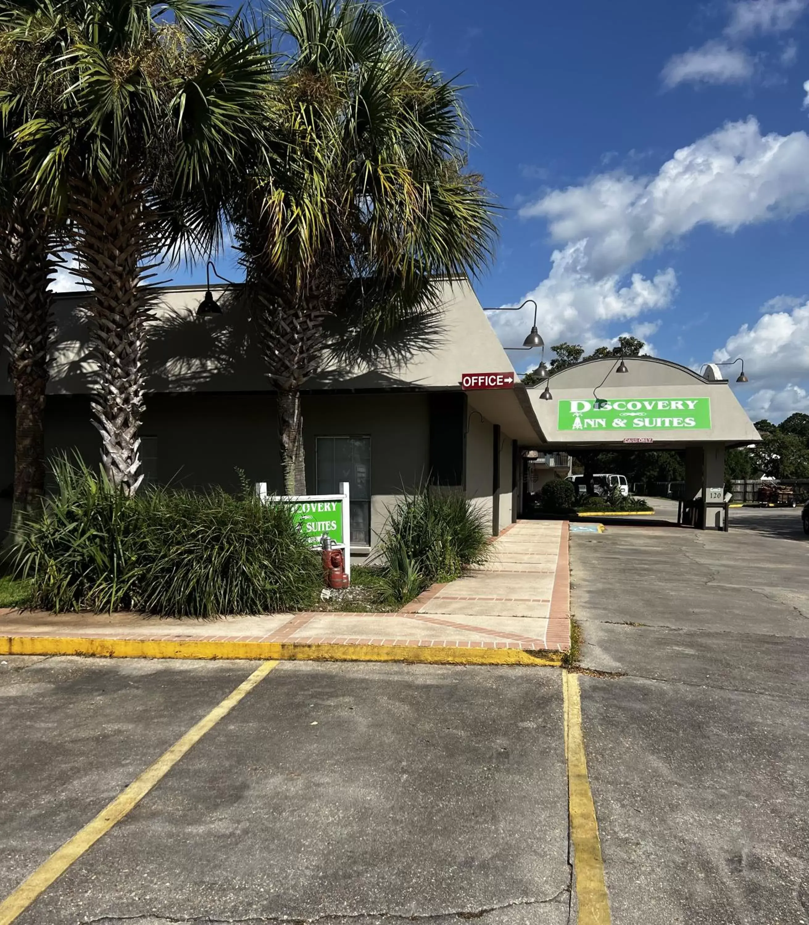 Property Building in Discovery Inn Lafayette