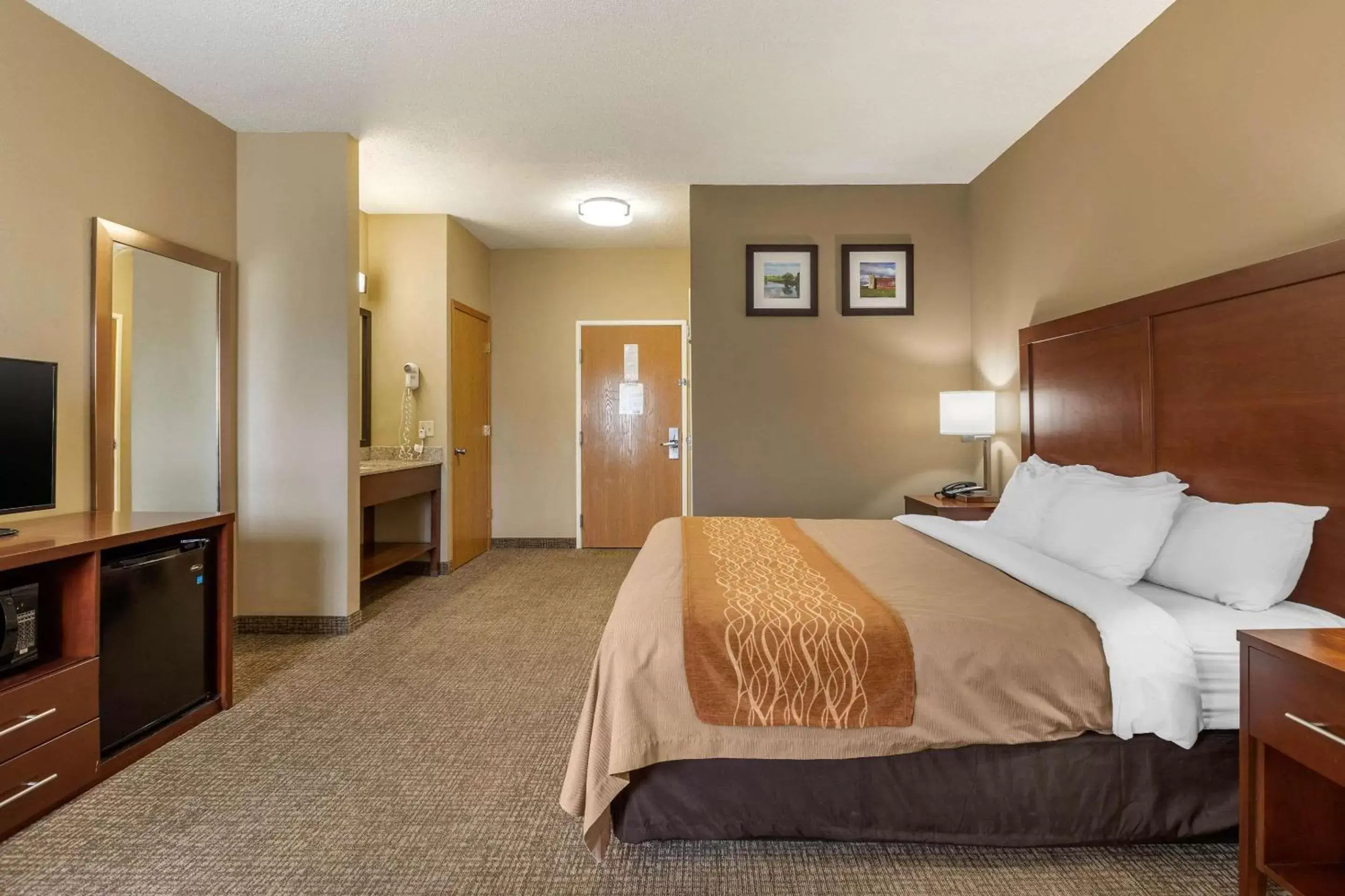 Photo of the whole room, Bed in Comfort Inn Walcott near Davenport