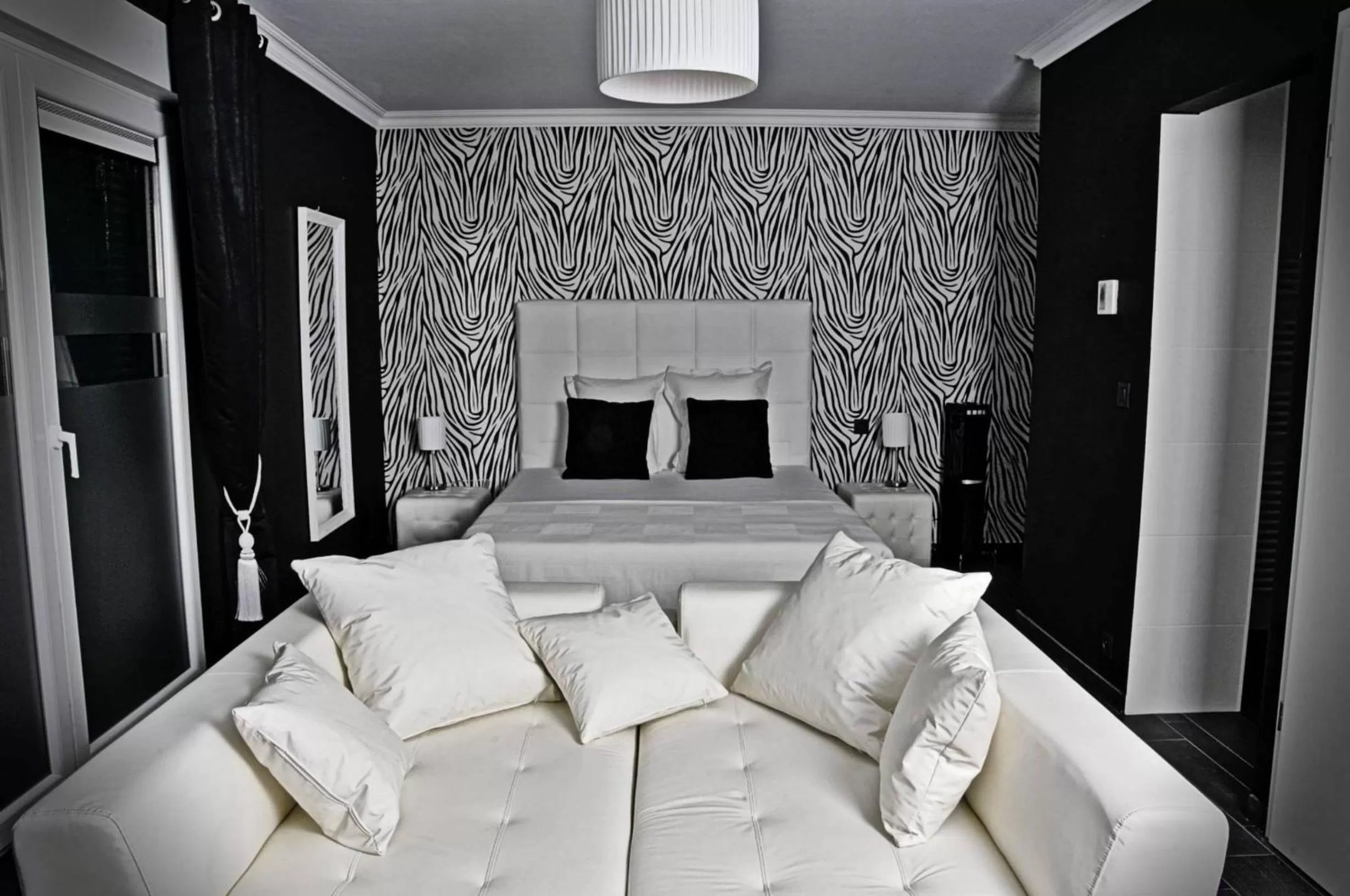 Photo of the whole room, Bed in V E R O N E - Rooms & Suites - Liège - Rocourt