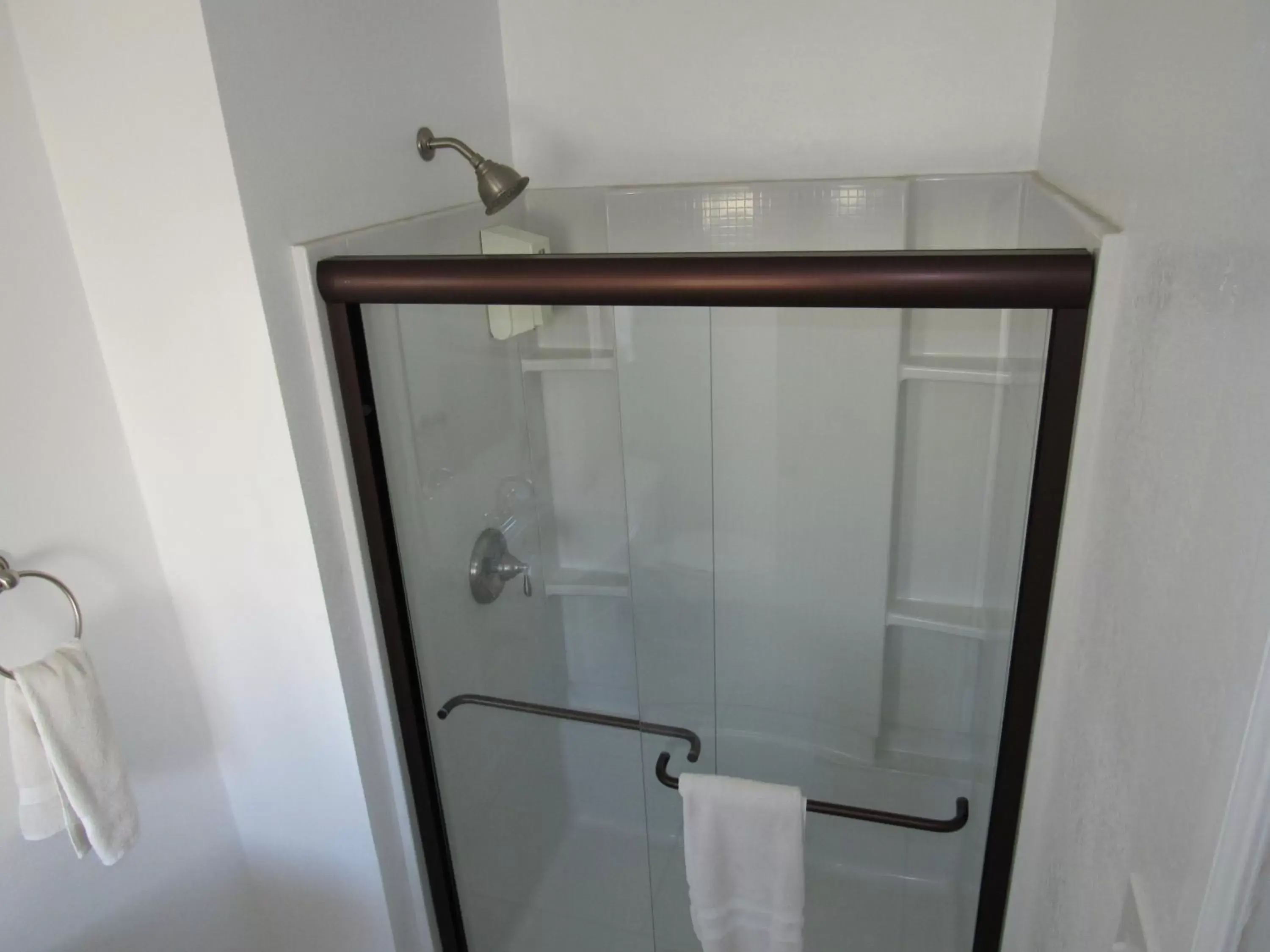 Bathroom in Lakeshore Lodge