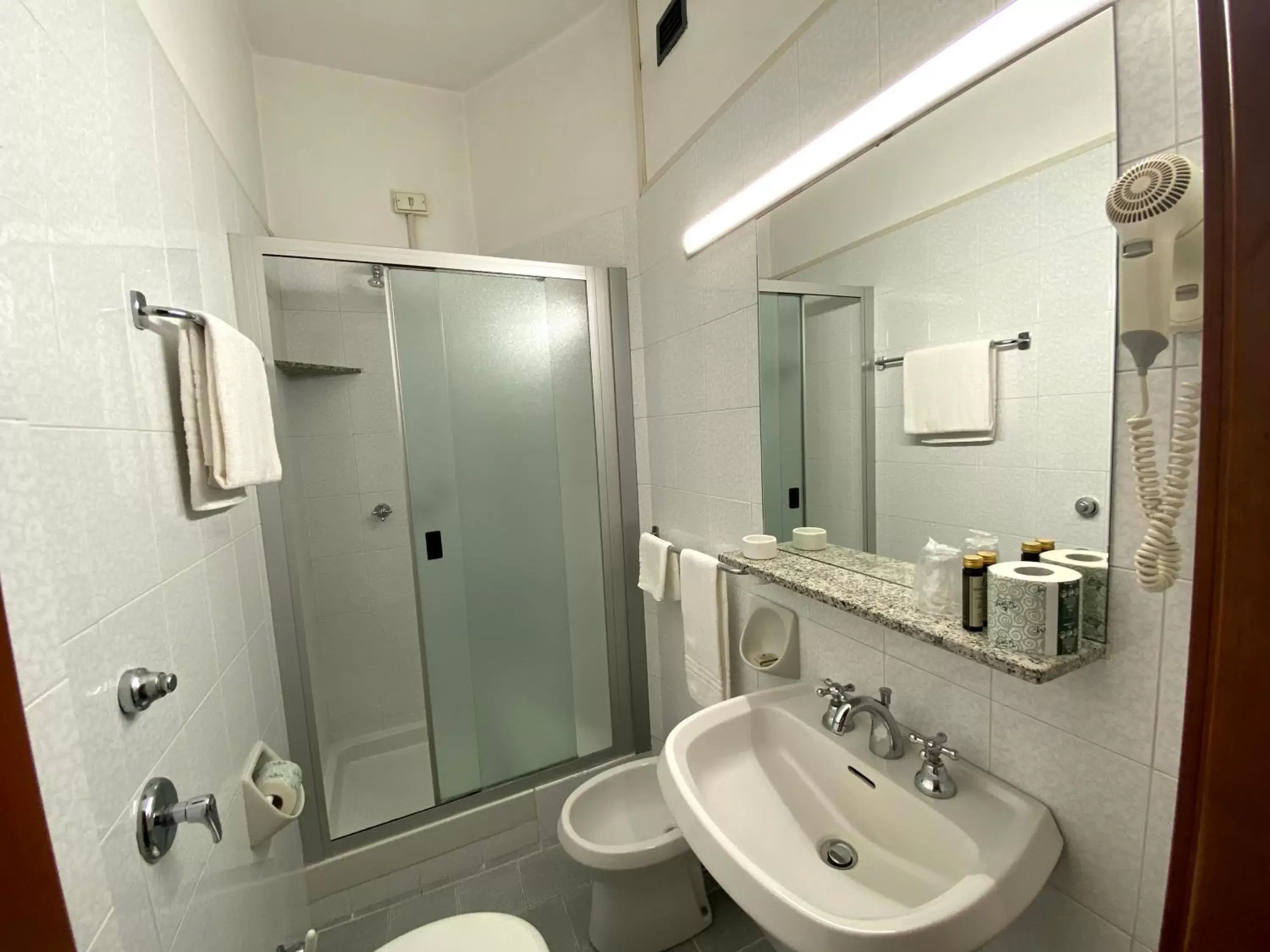 Bathroom in Hotel Embassy