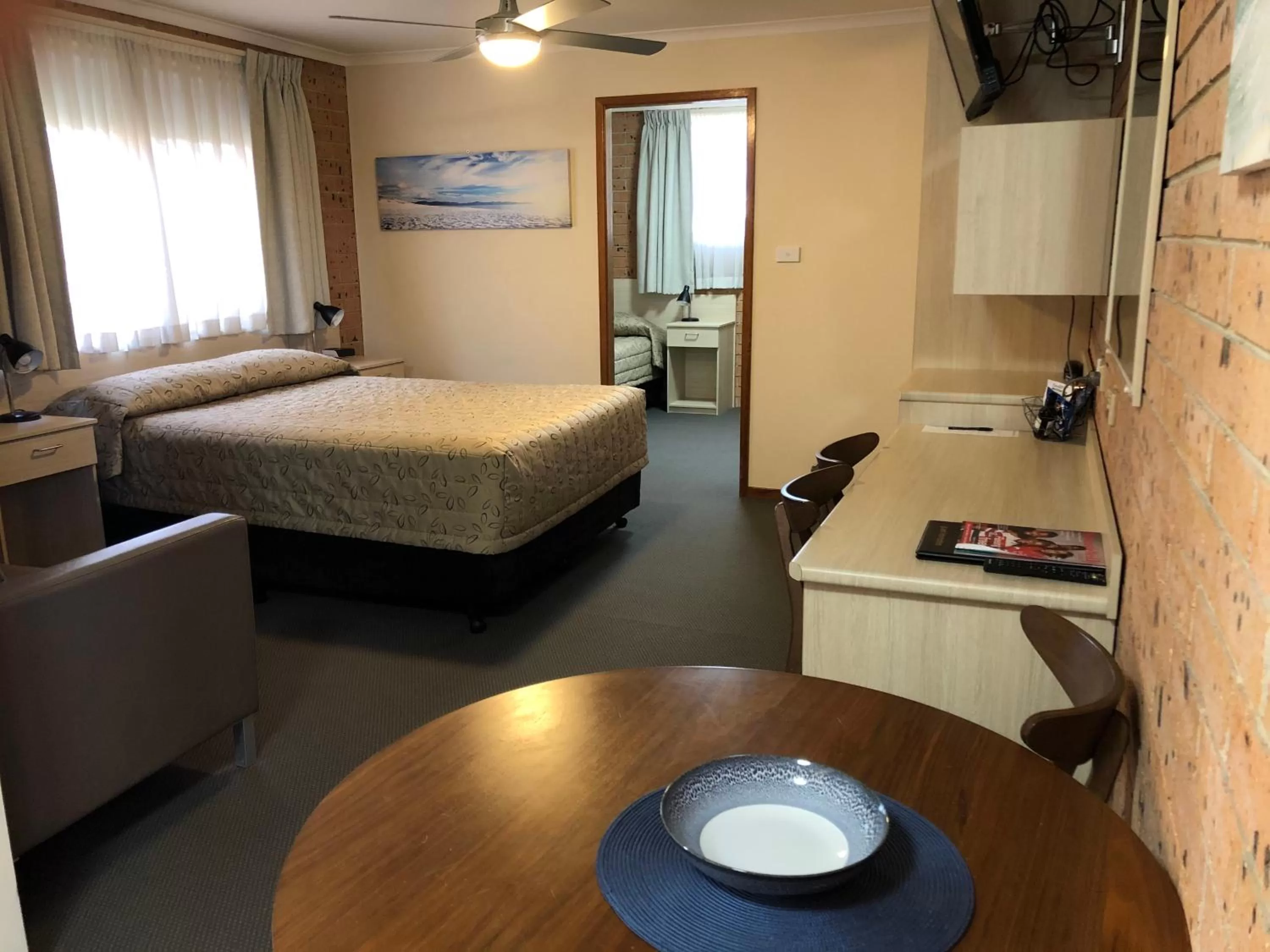 Two-Bedroom Suite in Cardiff Motor Inn