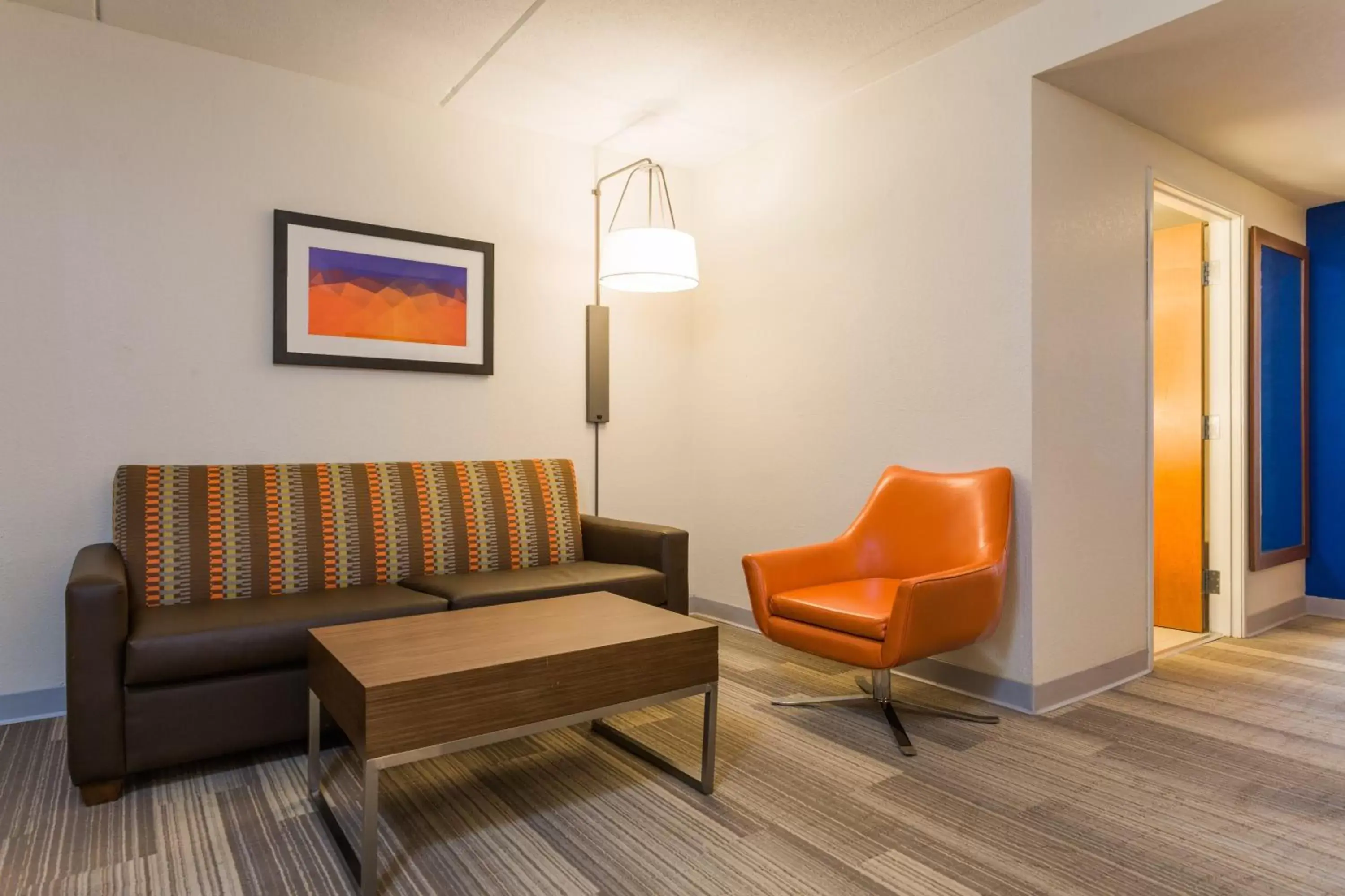 Bedroom, Seating Area in Holiday Inn Express Hotel and Suites Petersburg - Fort Lee, an IHG Hotel