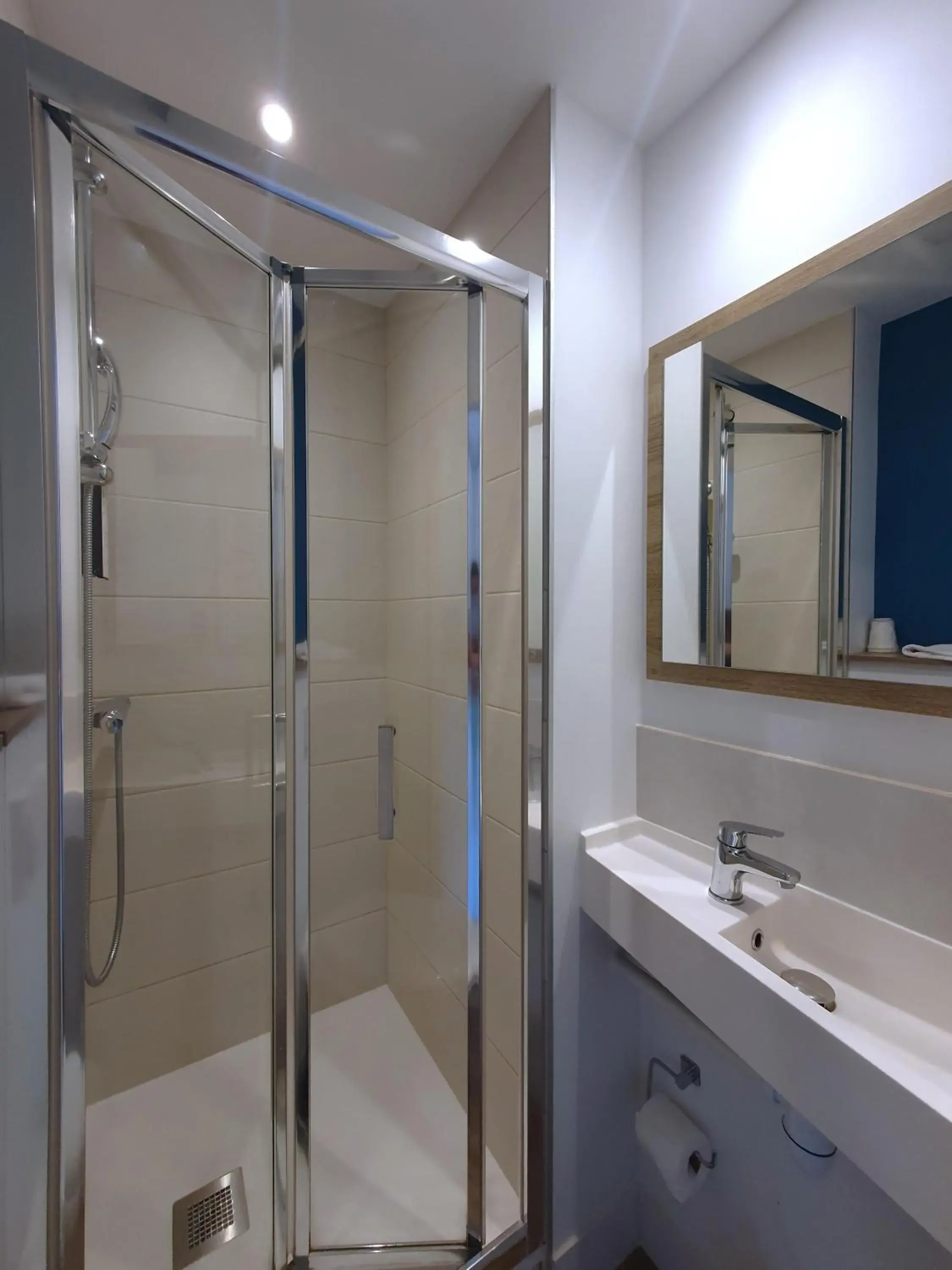 Bathroom in KYRIAD DIRECT TOULON OUEST - La Seyne sur Mer