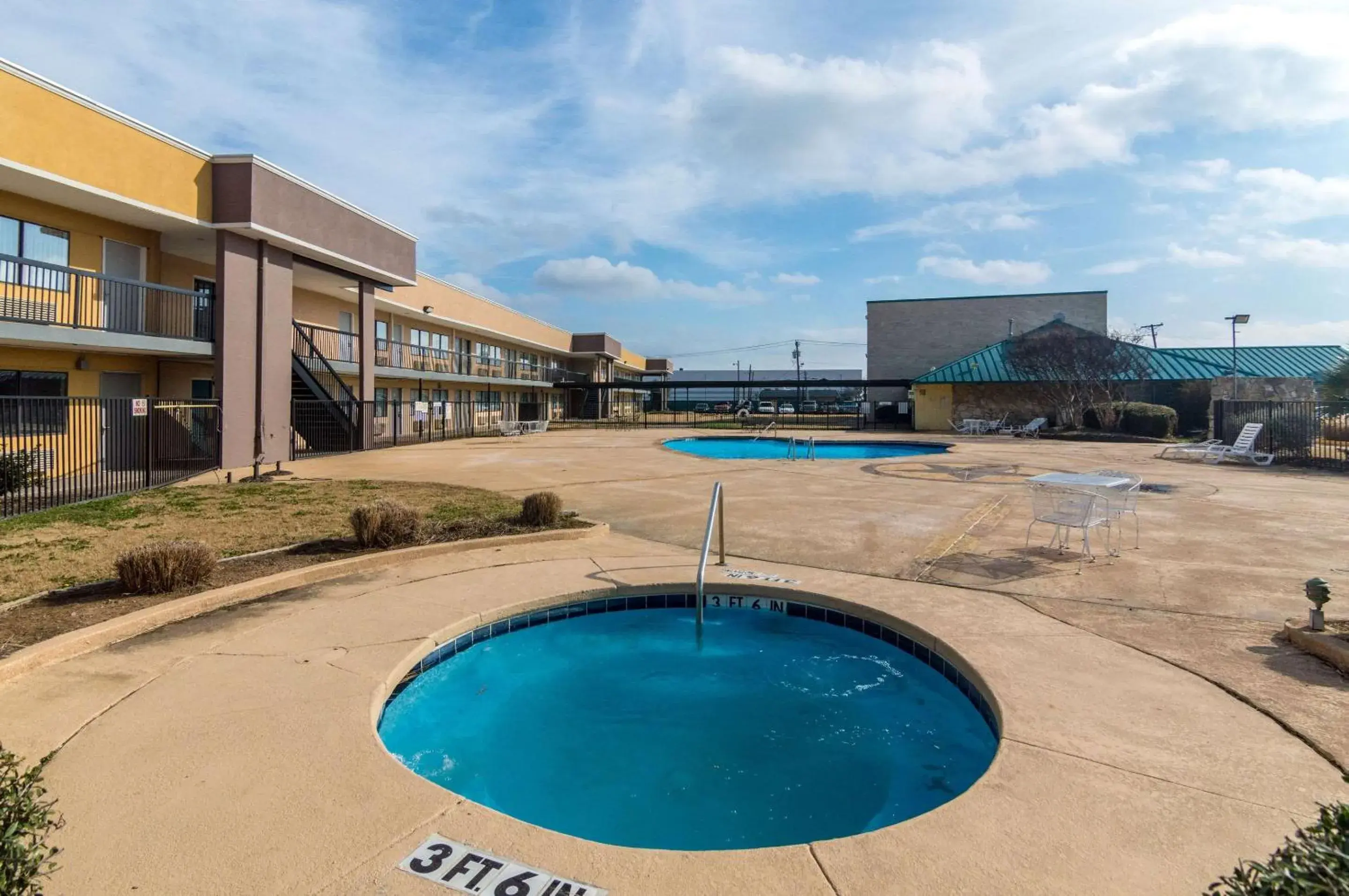 On site, Swimming Pool in Rodeway Inn Arlington