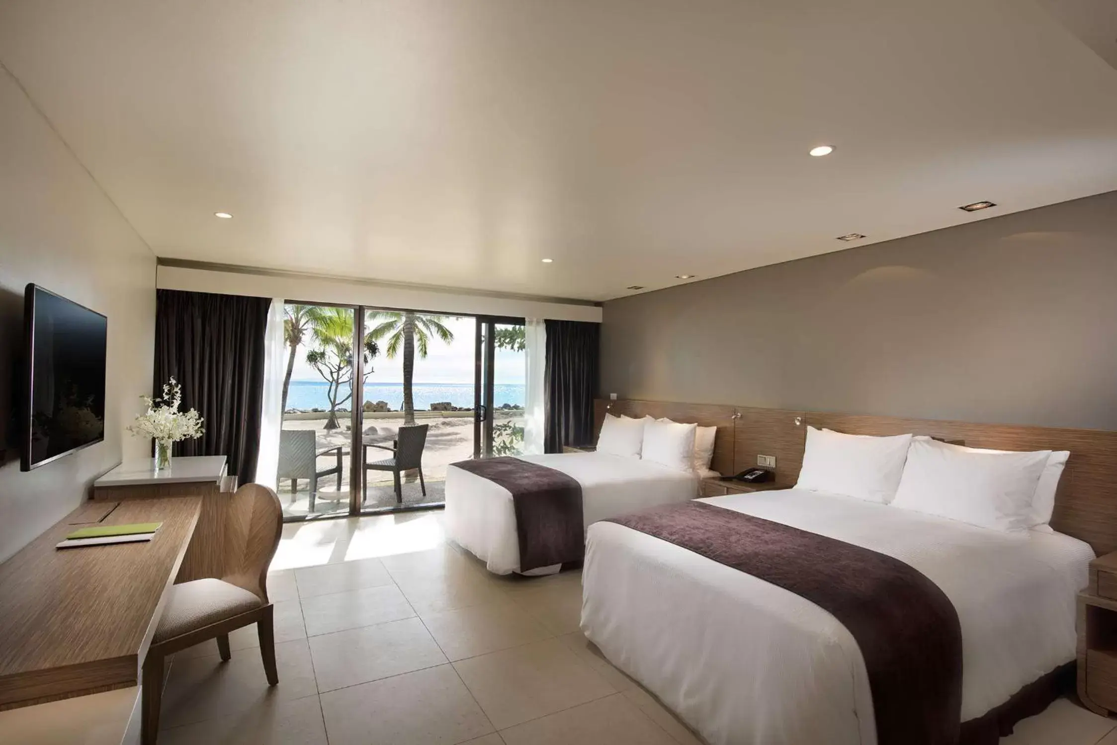 Bed in DoubleTree by Hilton Fiji - Sonaisali Island