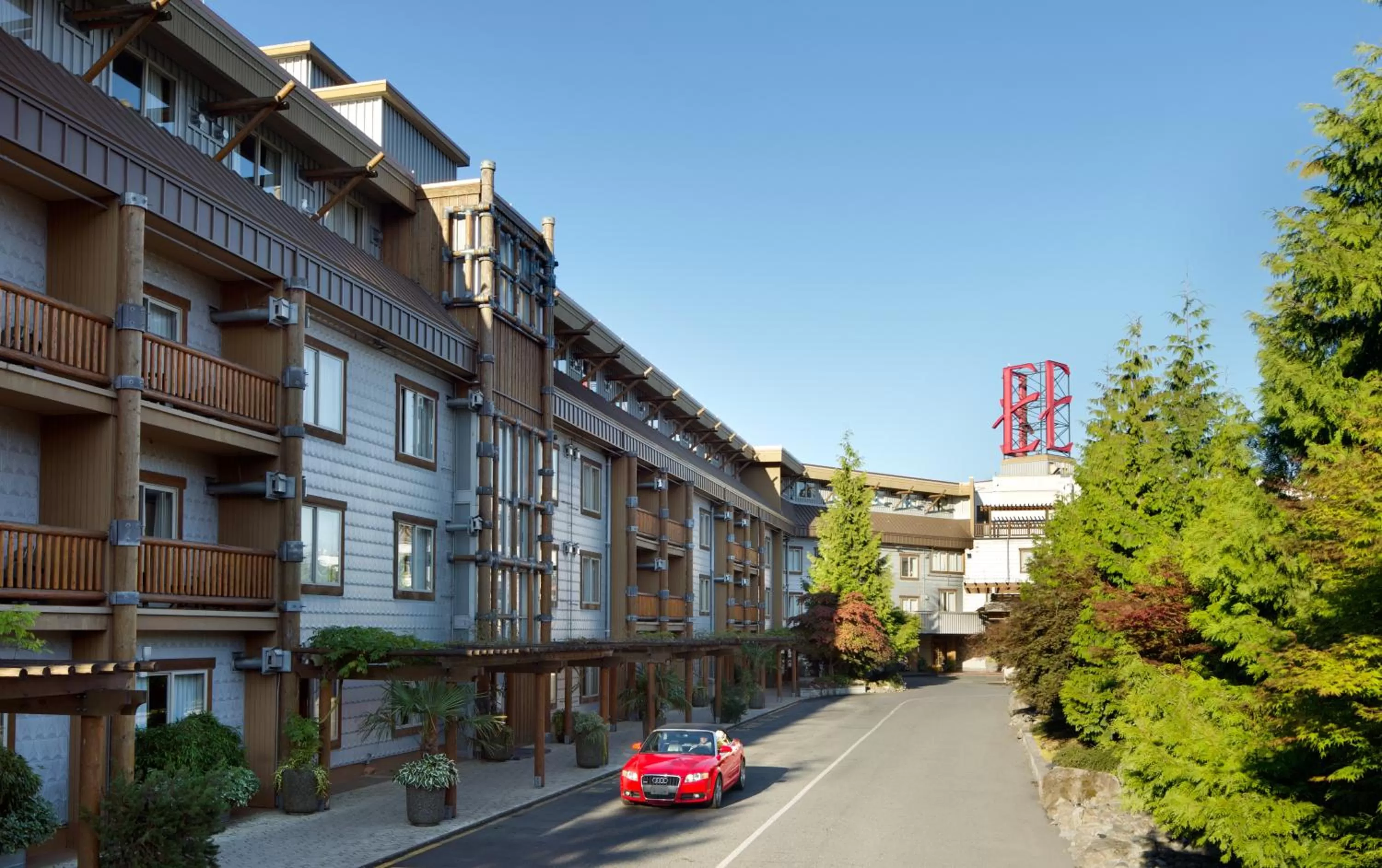 Facade/entrance in The Edgewater, a Noble House Hotel