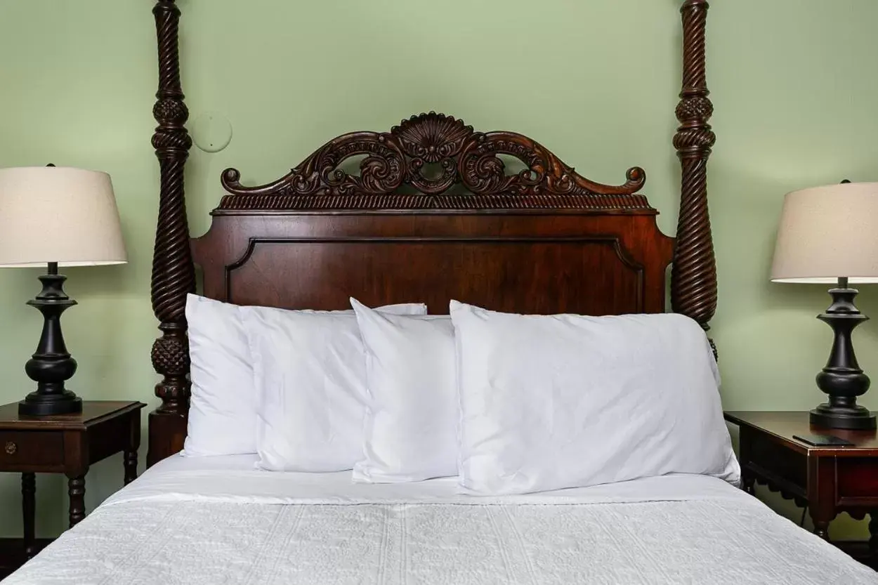 Bed in Cedar Crest Inn