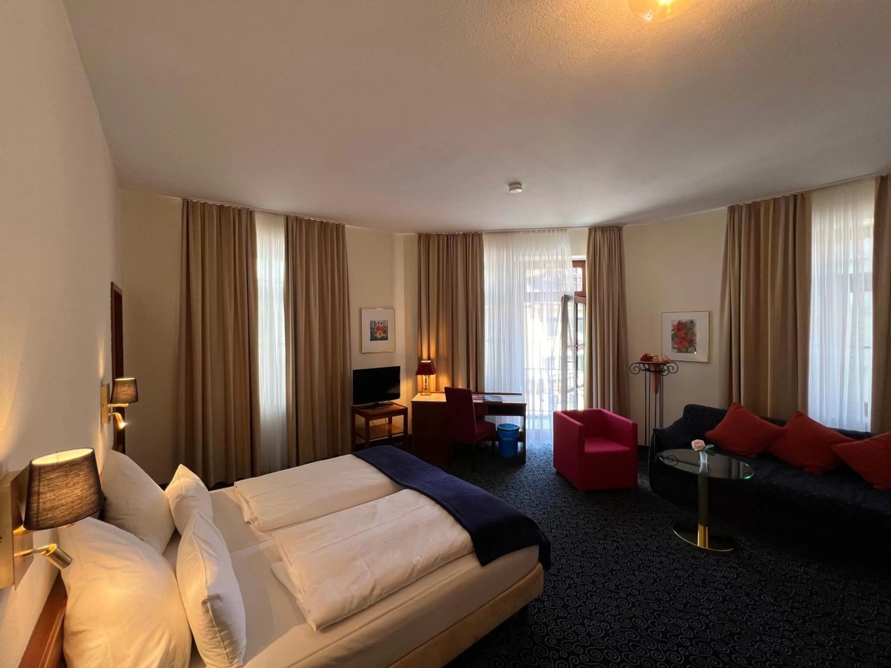 Photo of the whole room, Bed in Stadthotel