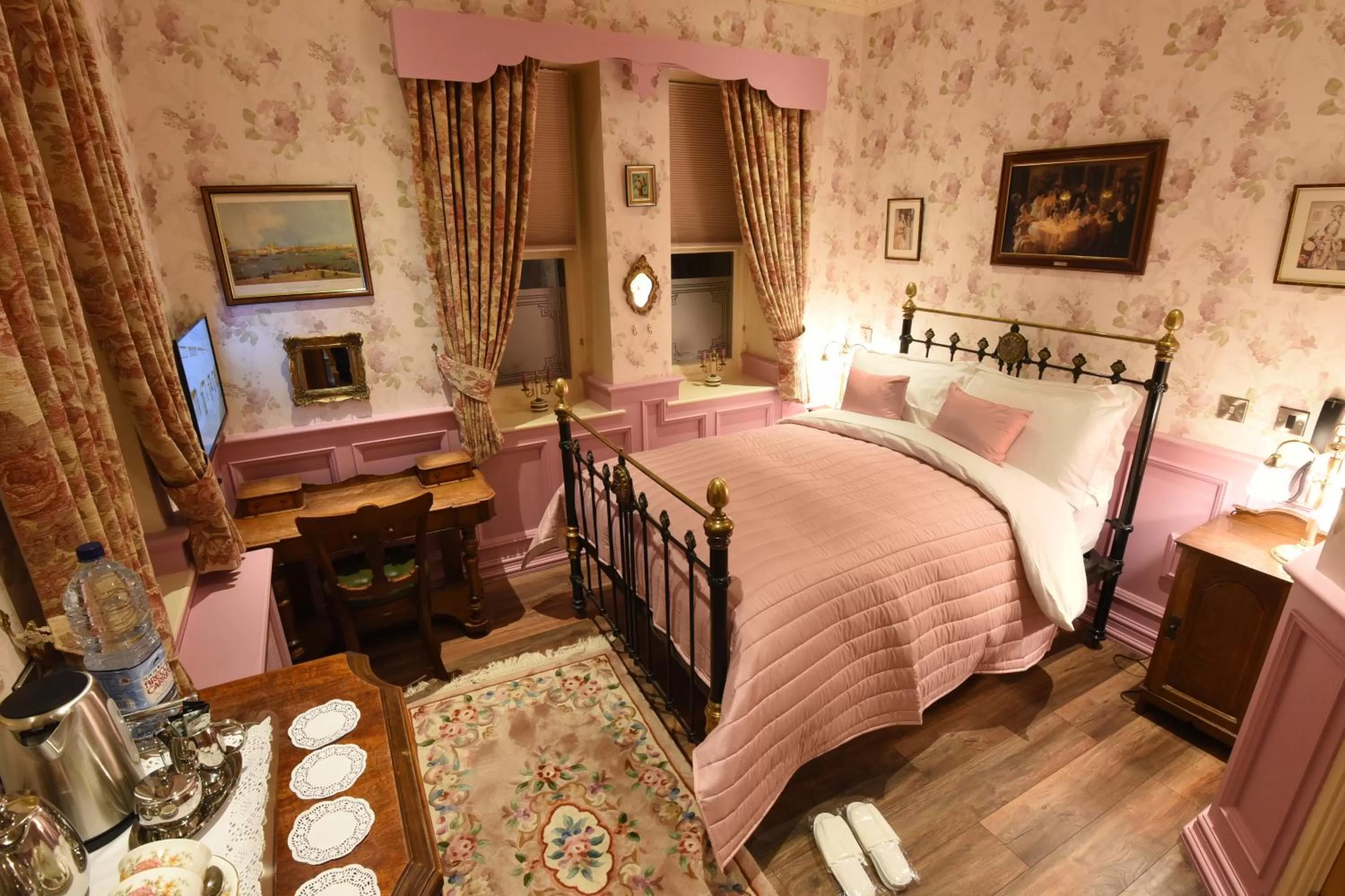 Bed in The Aston Tavern