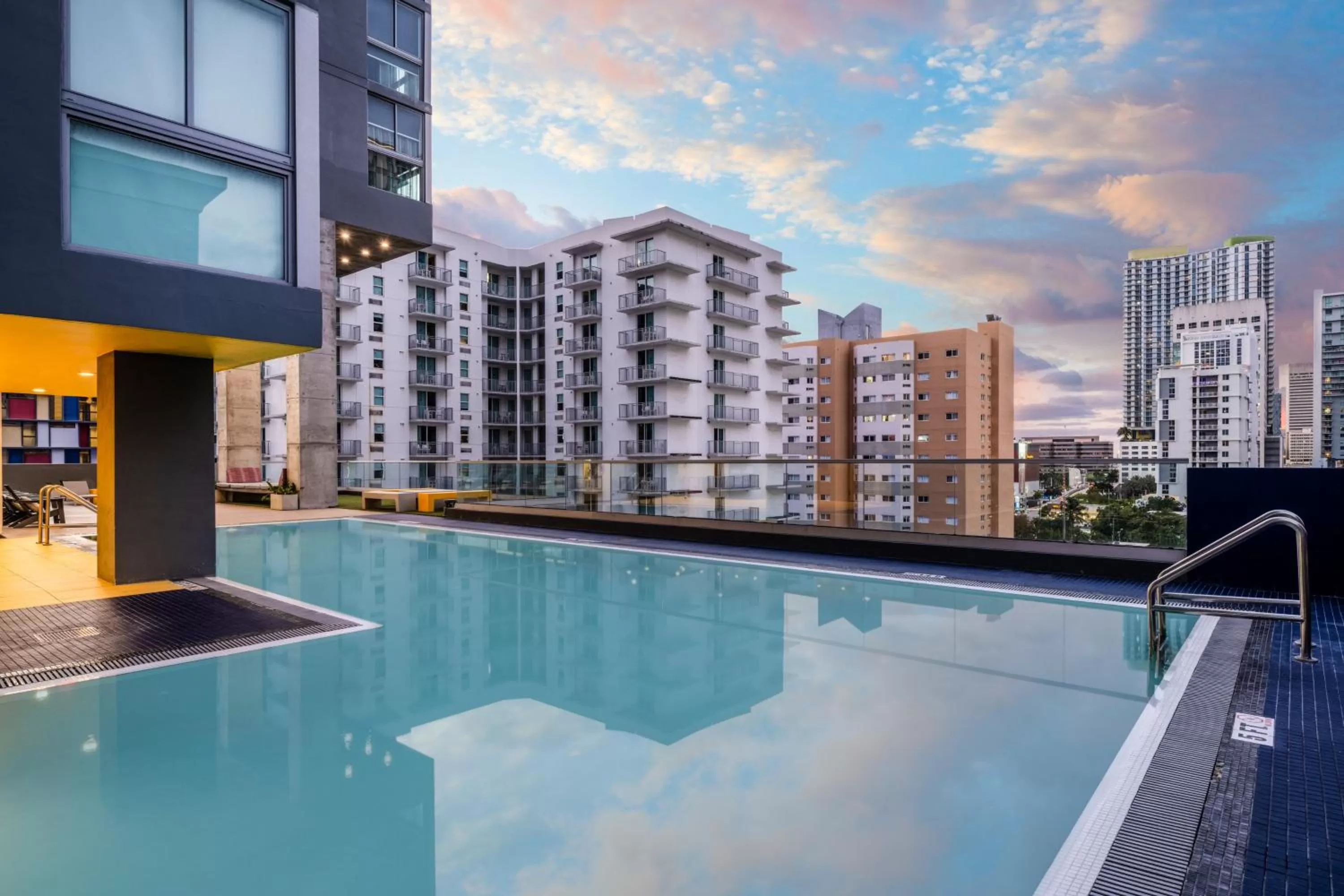 Swimming pool in Atwell Suites Miami Brickell by IHG