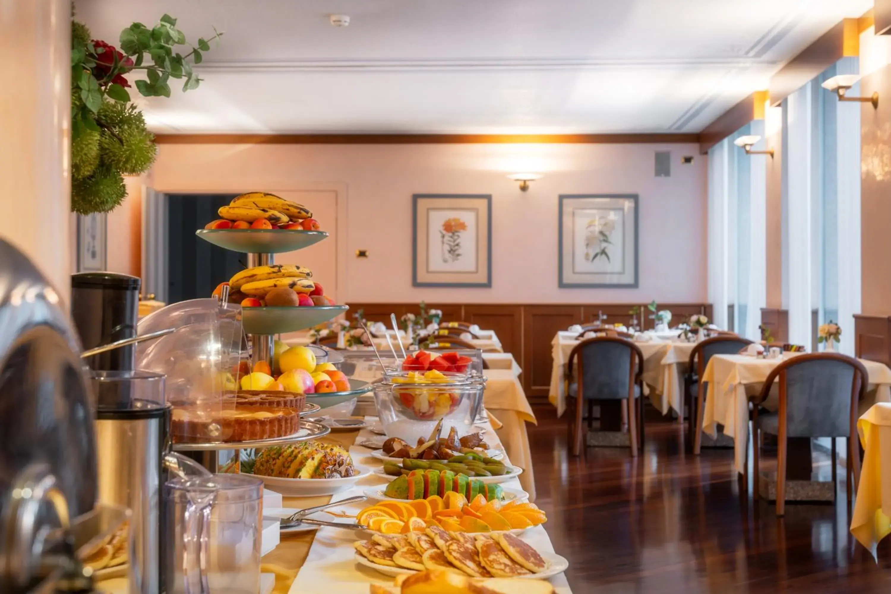 Breakfast, Restaurant/Places to Eat in Hotel Crivi's