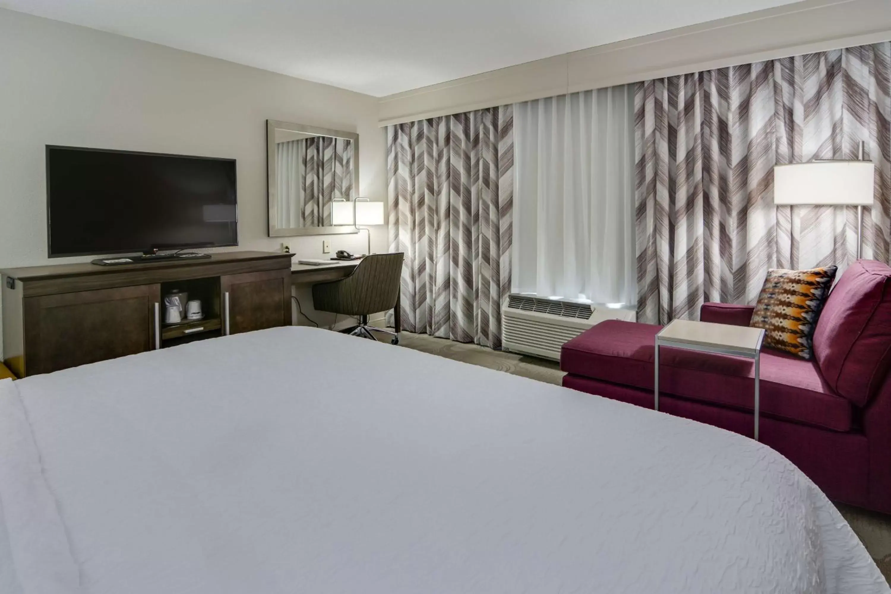 Bedroom, Bed in Hampton Inn Atlanta-Fairburn