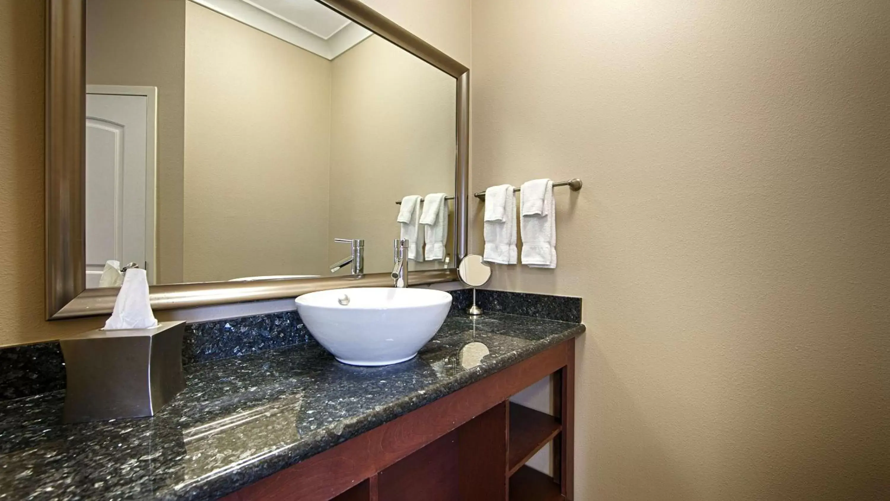 Bathroom in Best Western PLUS Avita Suites