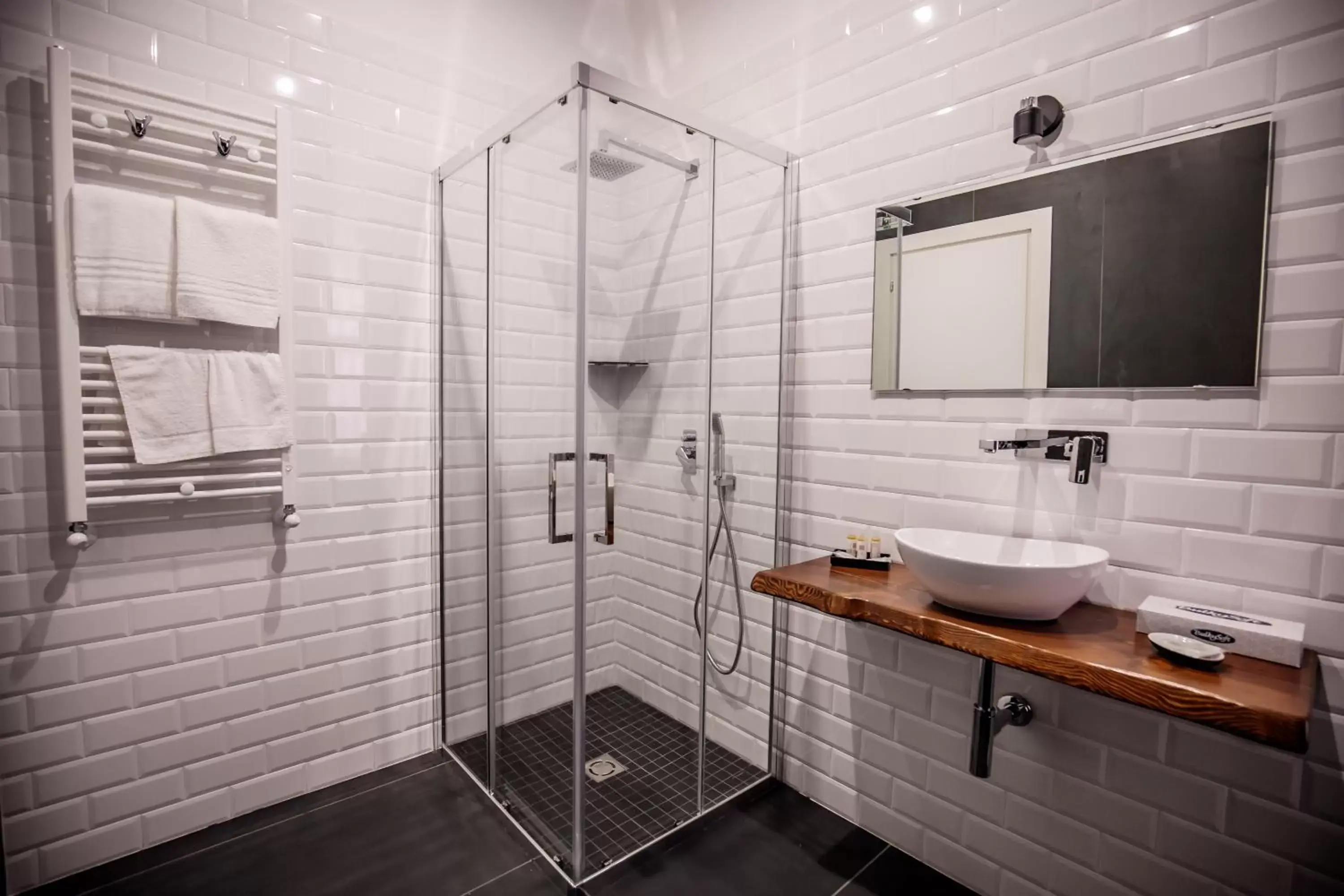Shower, Bathroom in Medusa Cilea Guest House