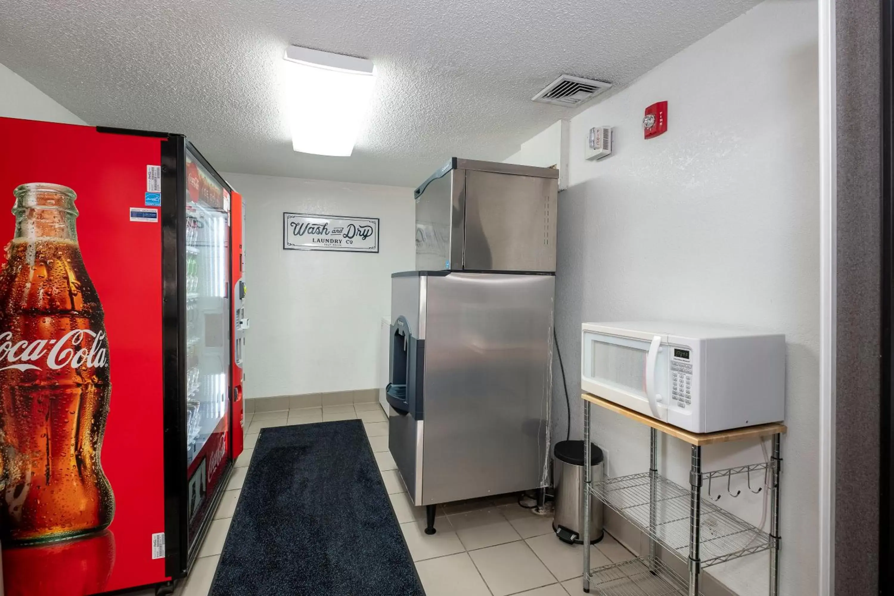 vending machine, Kitchen/Kitchenette in American Inn