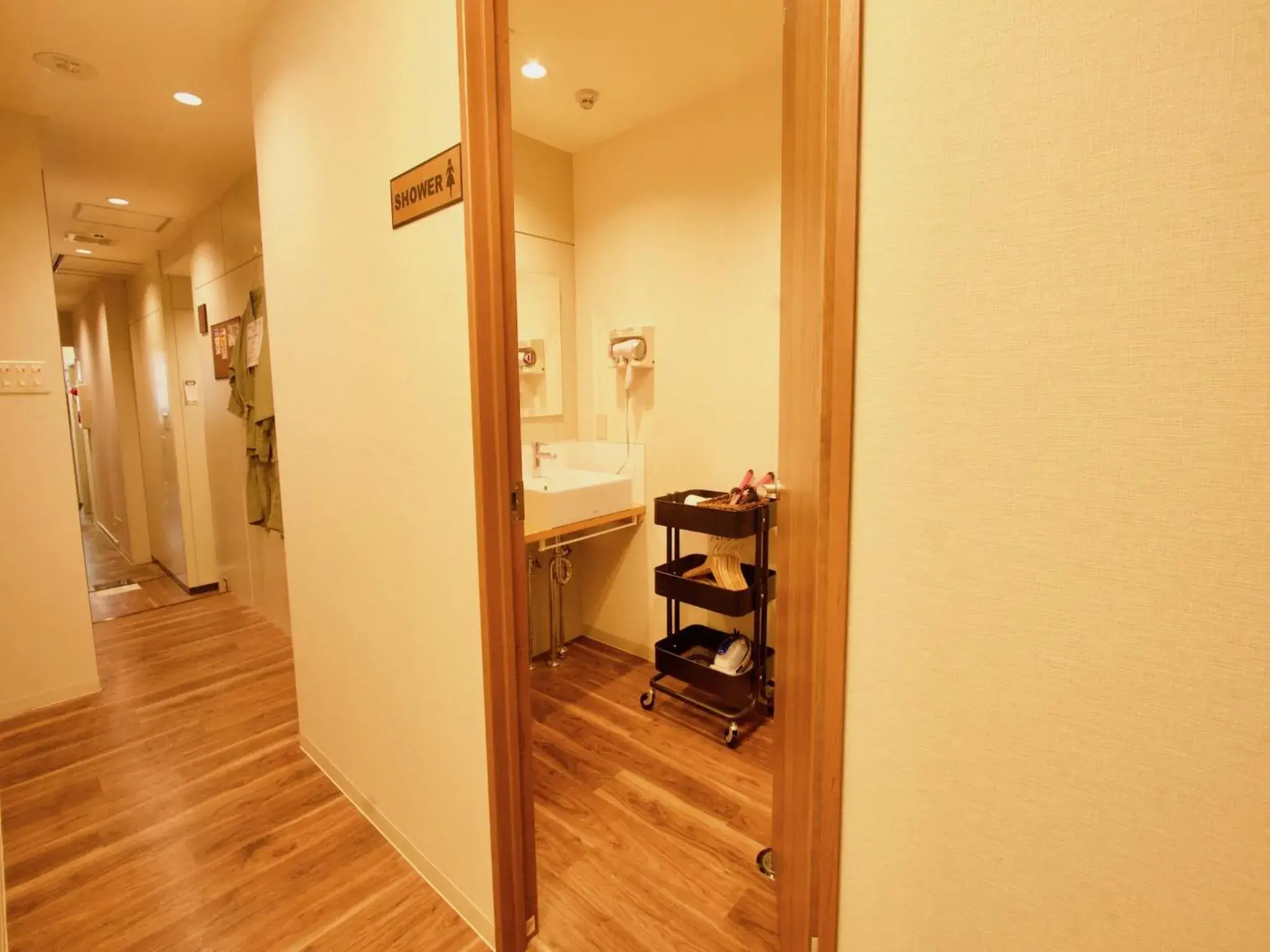 Shower, TV/Entertainment Center in Osaka Guesthouse Nest