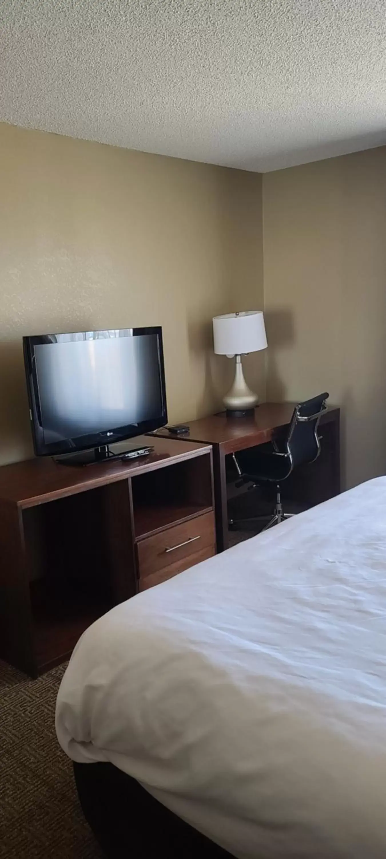 Bedroom, TV/Entertainment Center in Comfort Inn Lexington