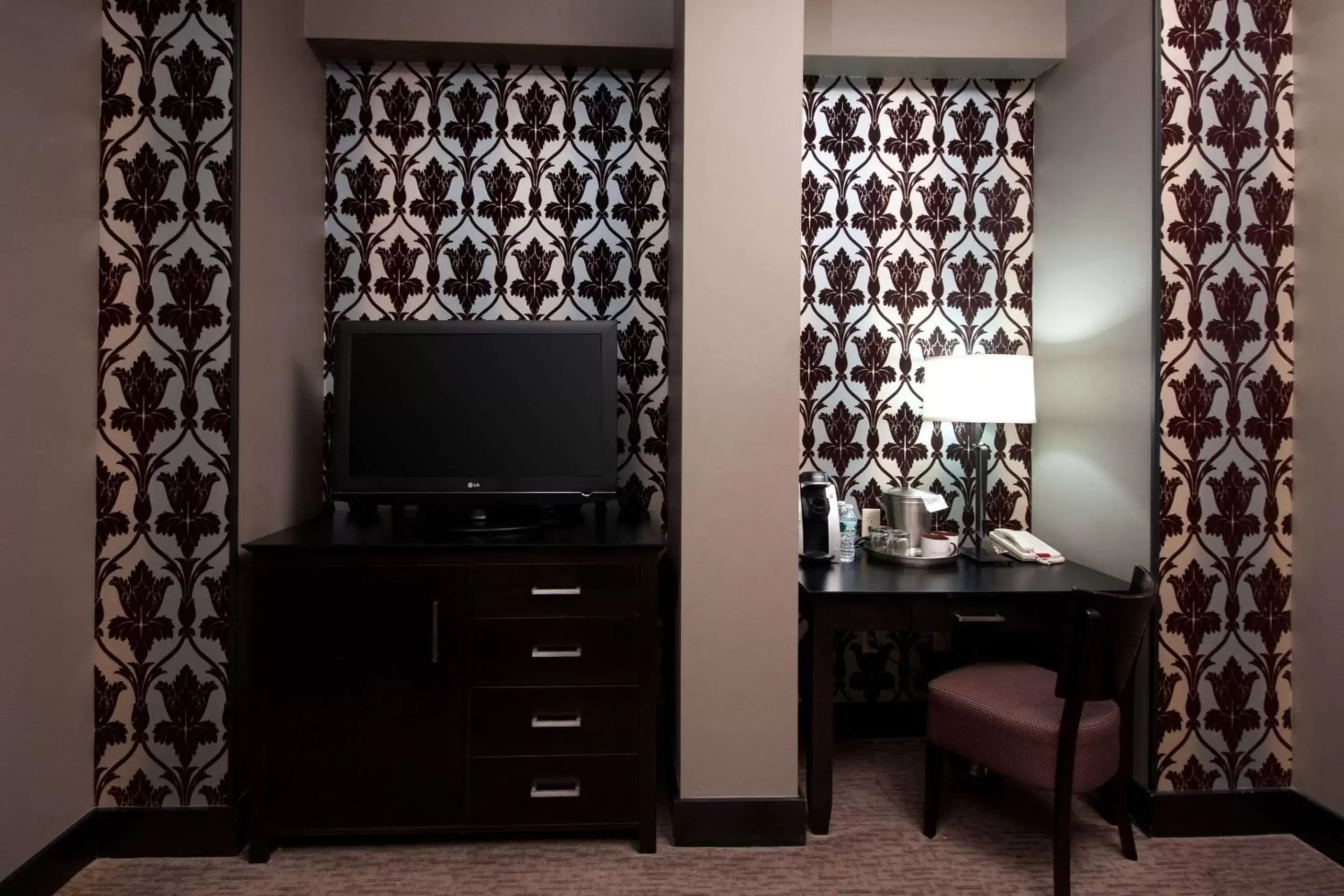 Photo of the whole room, TV/Entertainment Center in The Giacomo, Ascend Hotel Collection