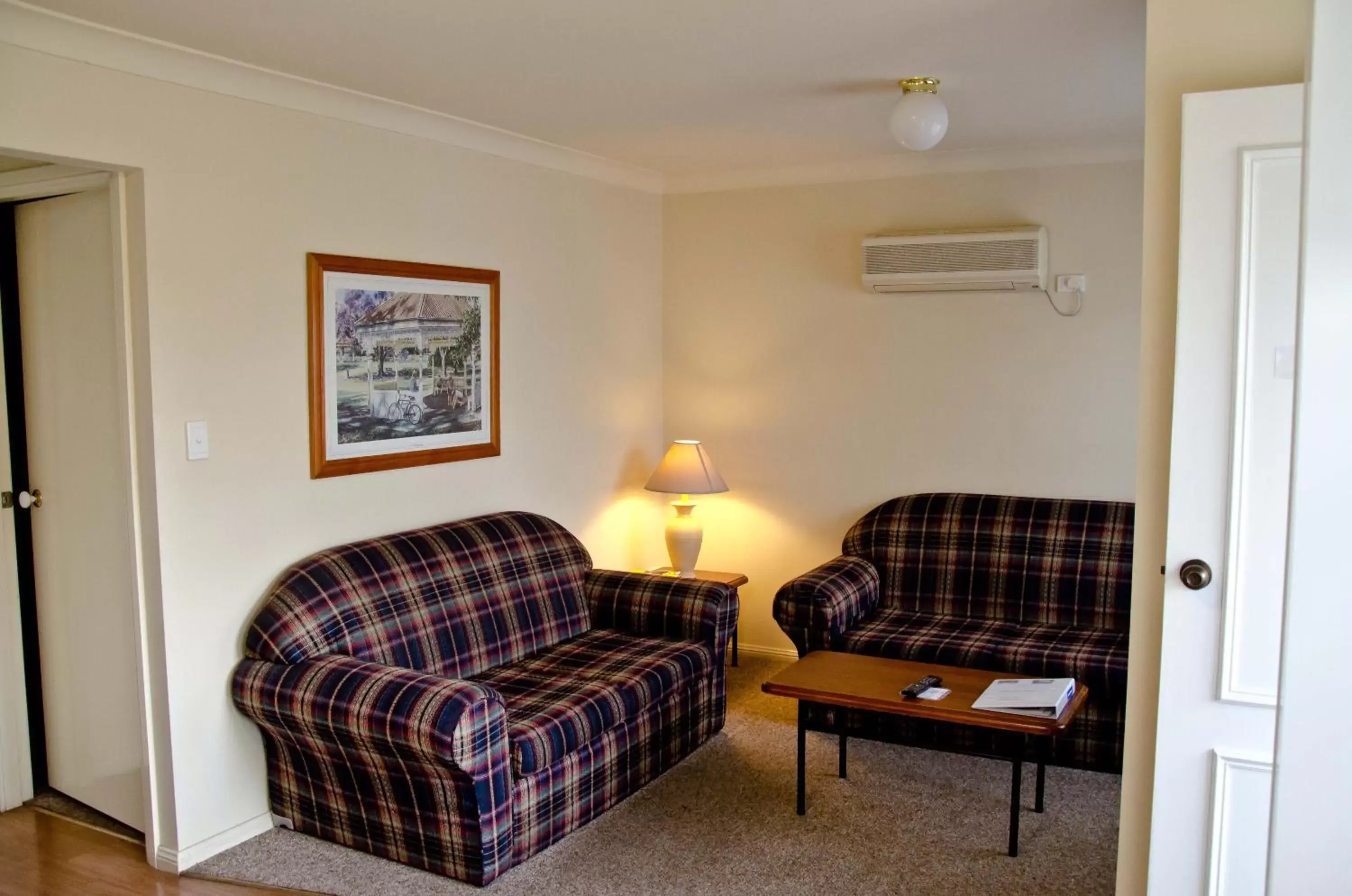 Living room, Seating Area in Baybrook Motor Inn