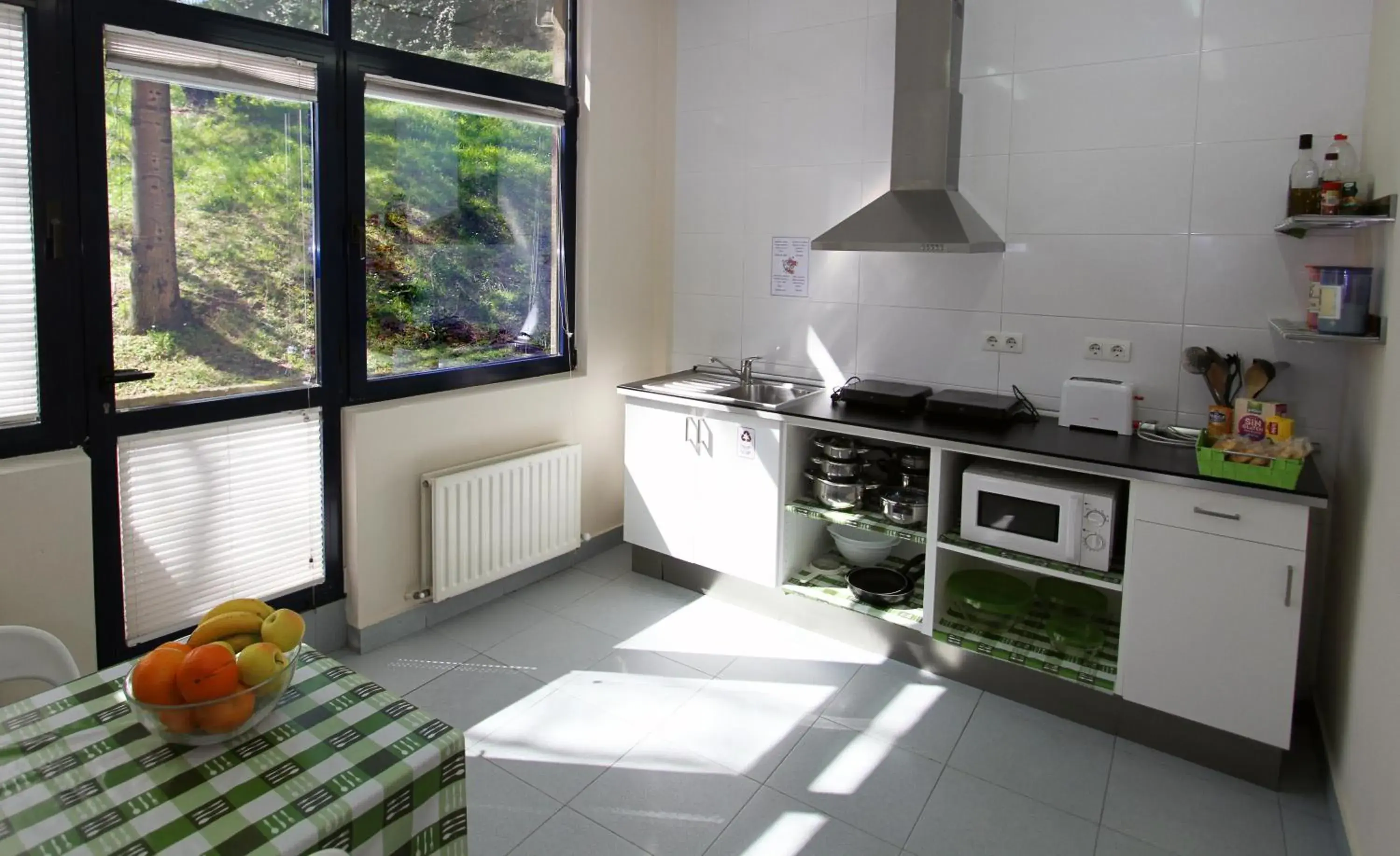 Communal kitchen, Kitchen/Kitchenette in Bilbao Hostel