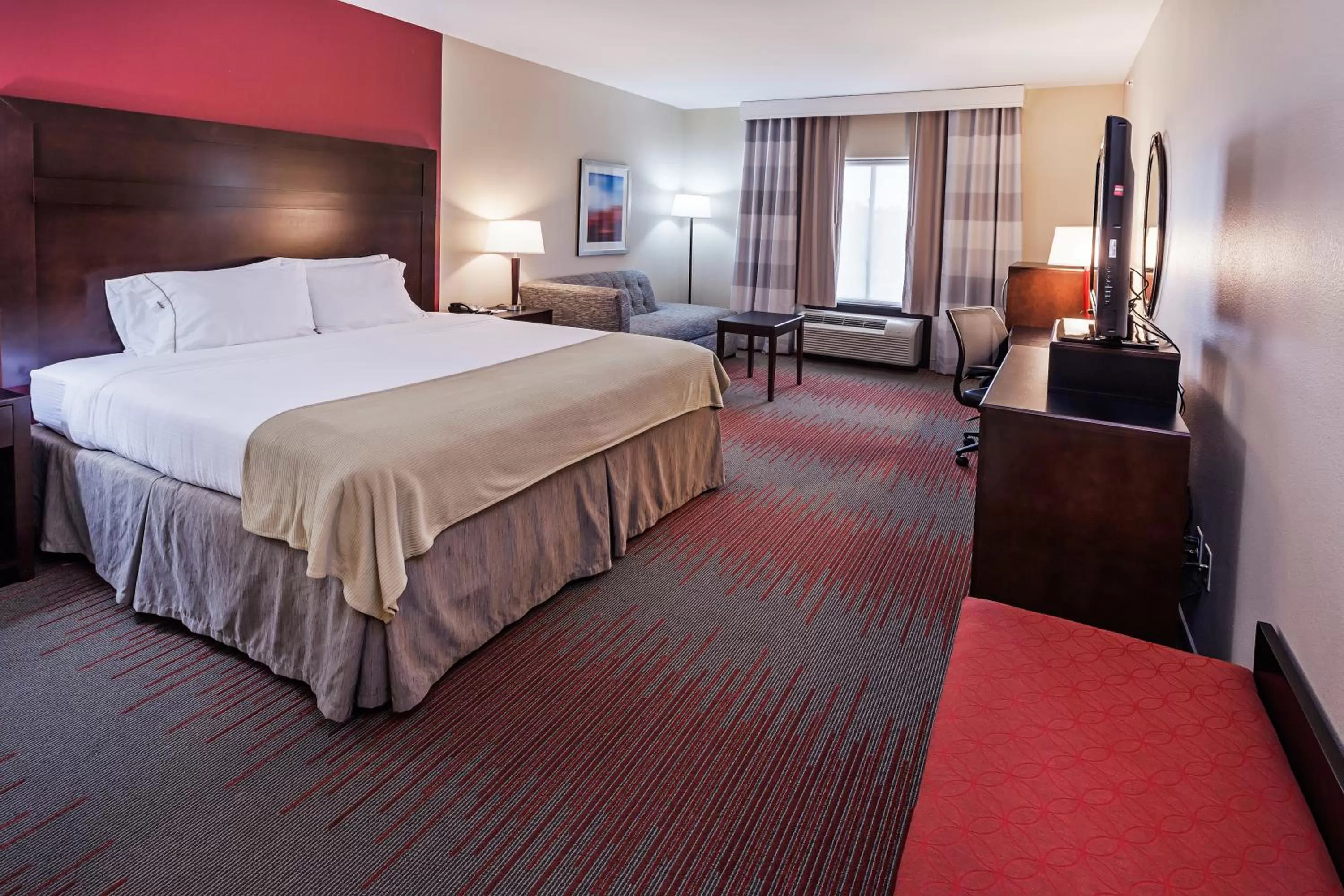 Bed in Holiday Inn Express Hotel and Suites Duncan by IHG