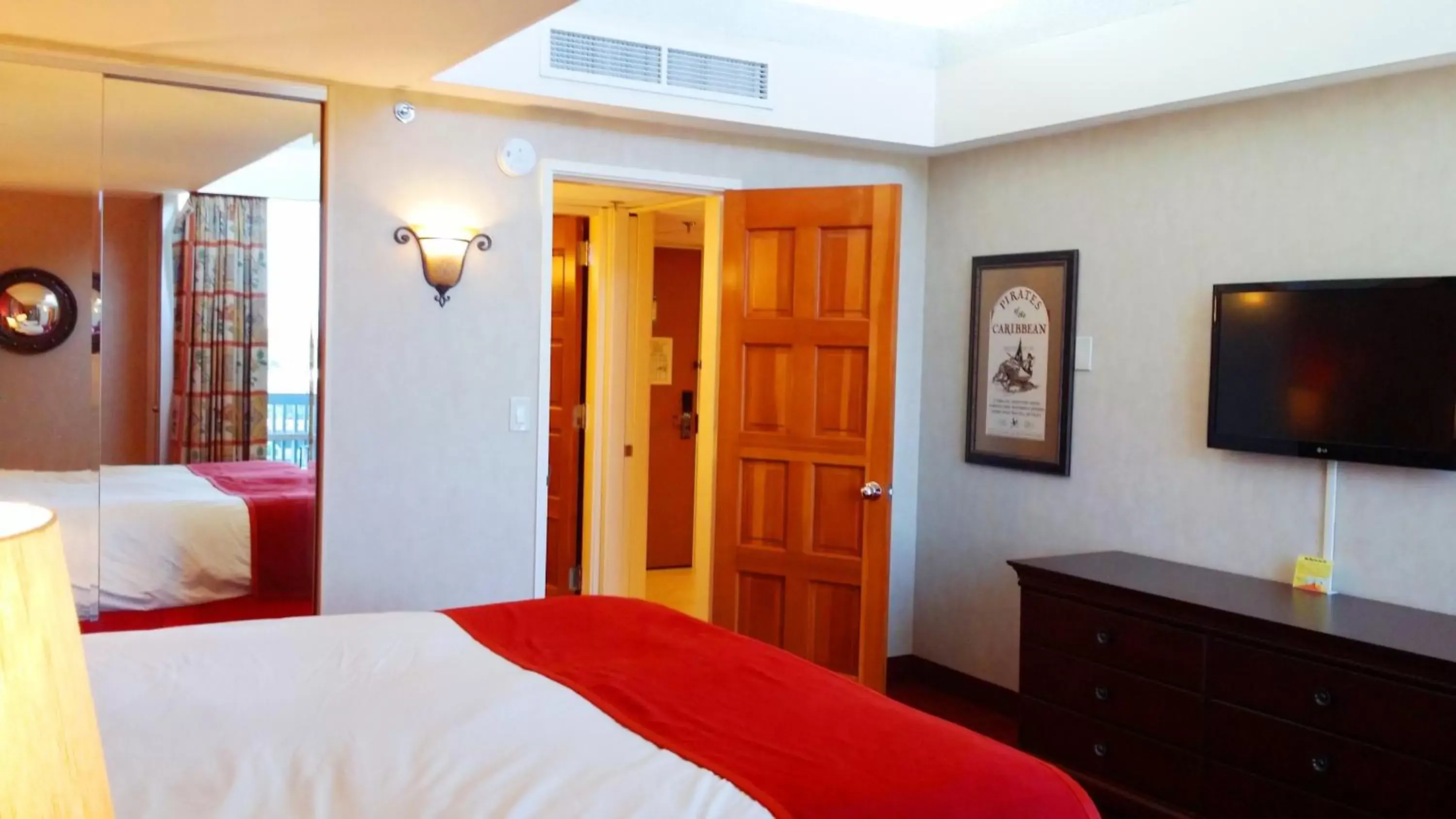 Bedroom, Bed in Howard Johnson by Wyndham Anaheim Hotel & Water Playground