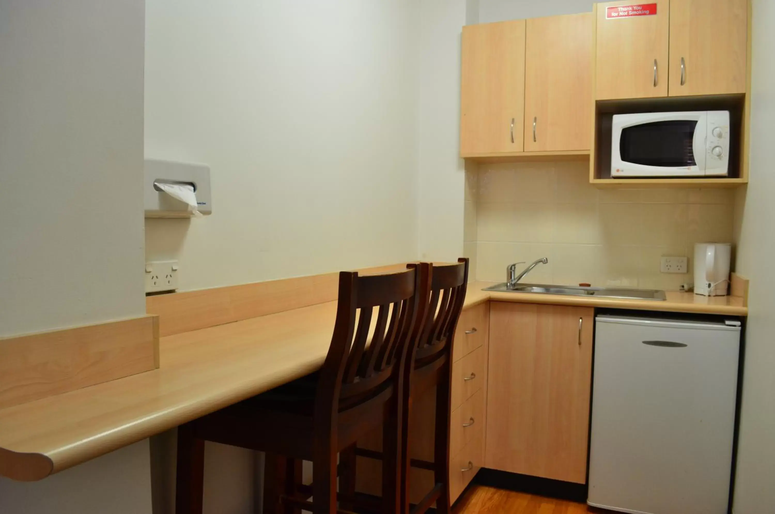 Kitchen or kitchenette, Kitchen/Kitchenette in Airport Motel Brisbane