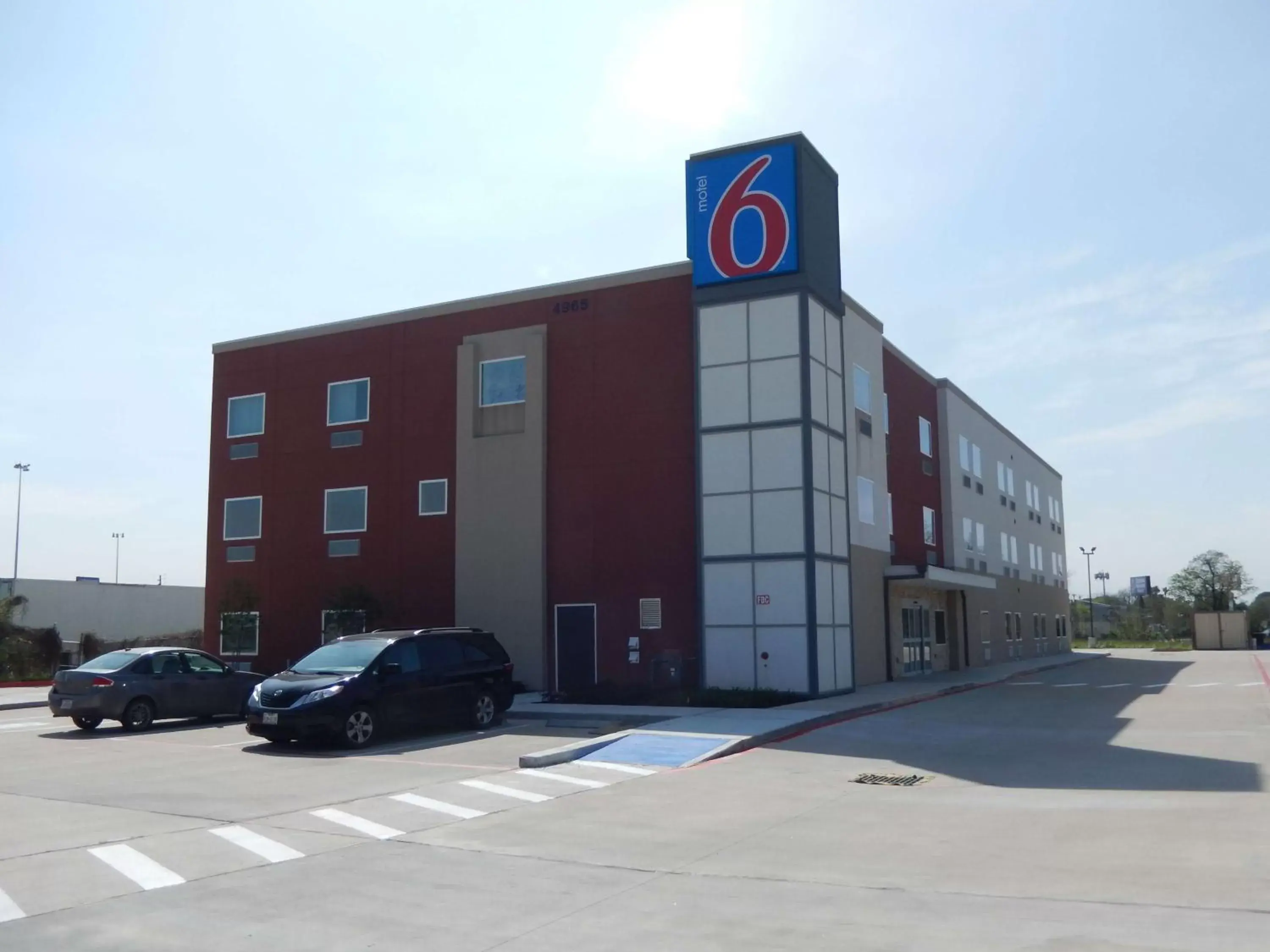 Property Building in Motel 6-Houston, TX - Downtown North