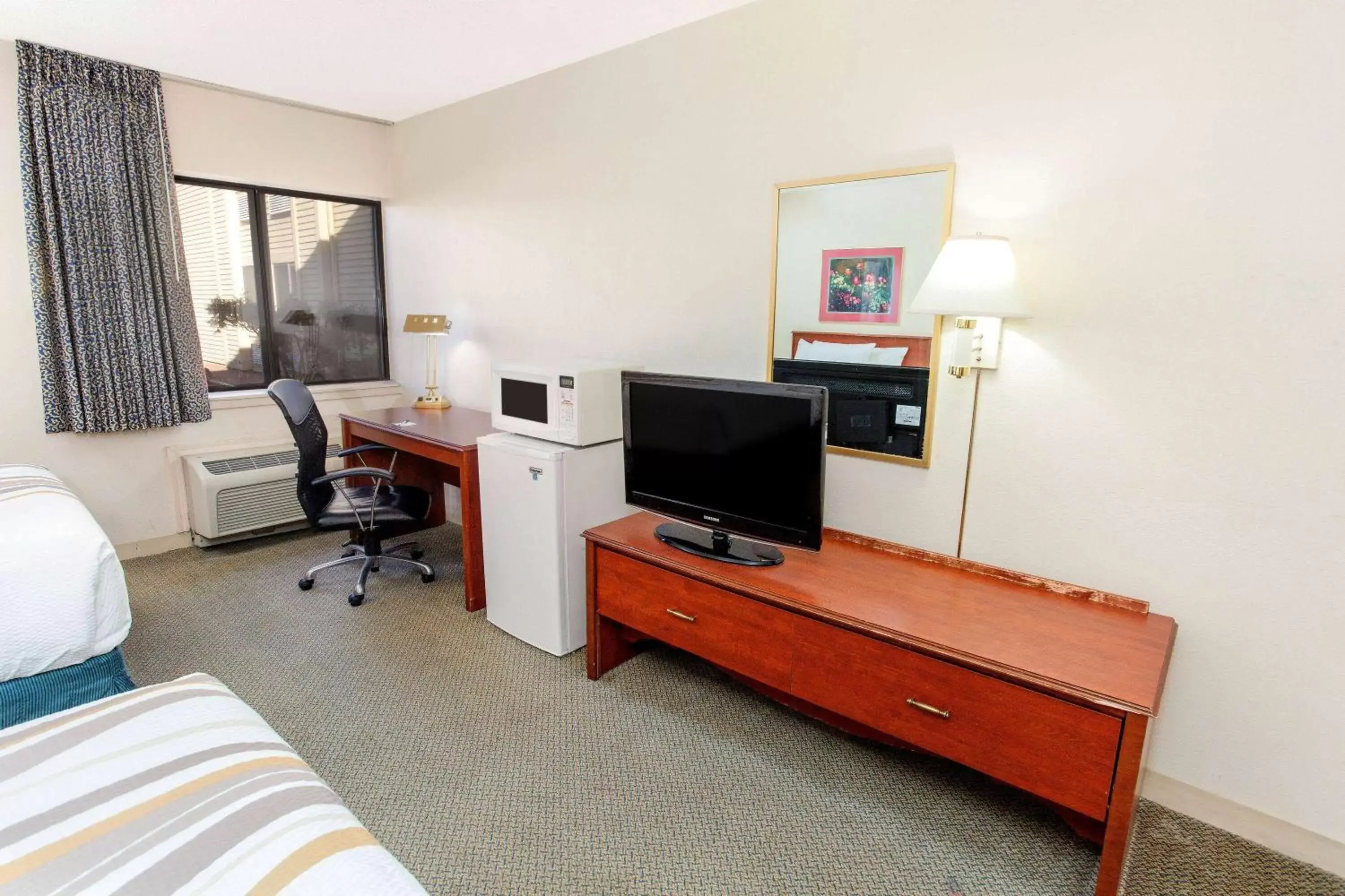 Photo of the whole room, TV/Entertainment Center in La Quinta Inn by Wyndham Wausau