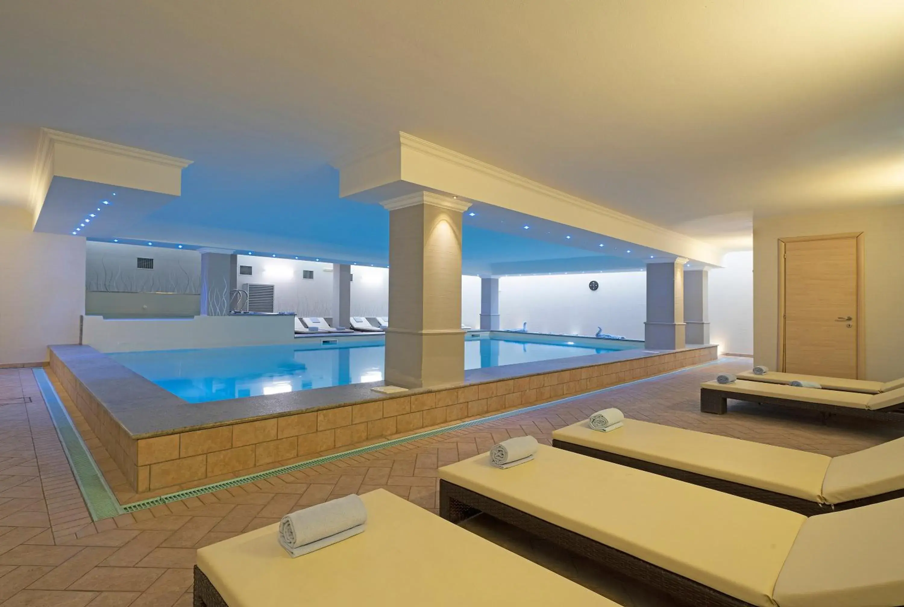 Hot Tub, Swimming Pool in Hotel Splendid Sole