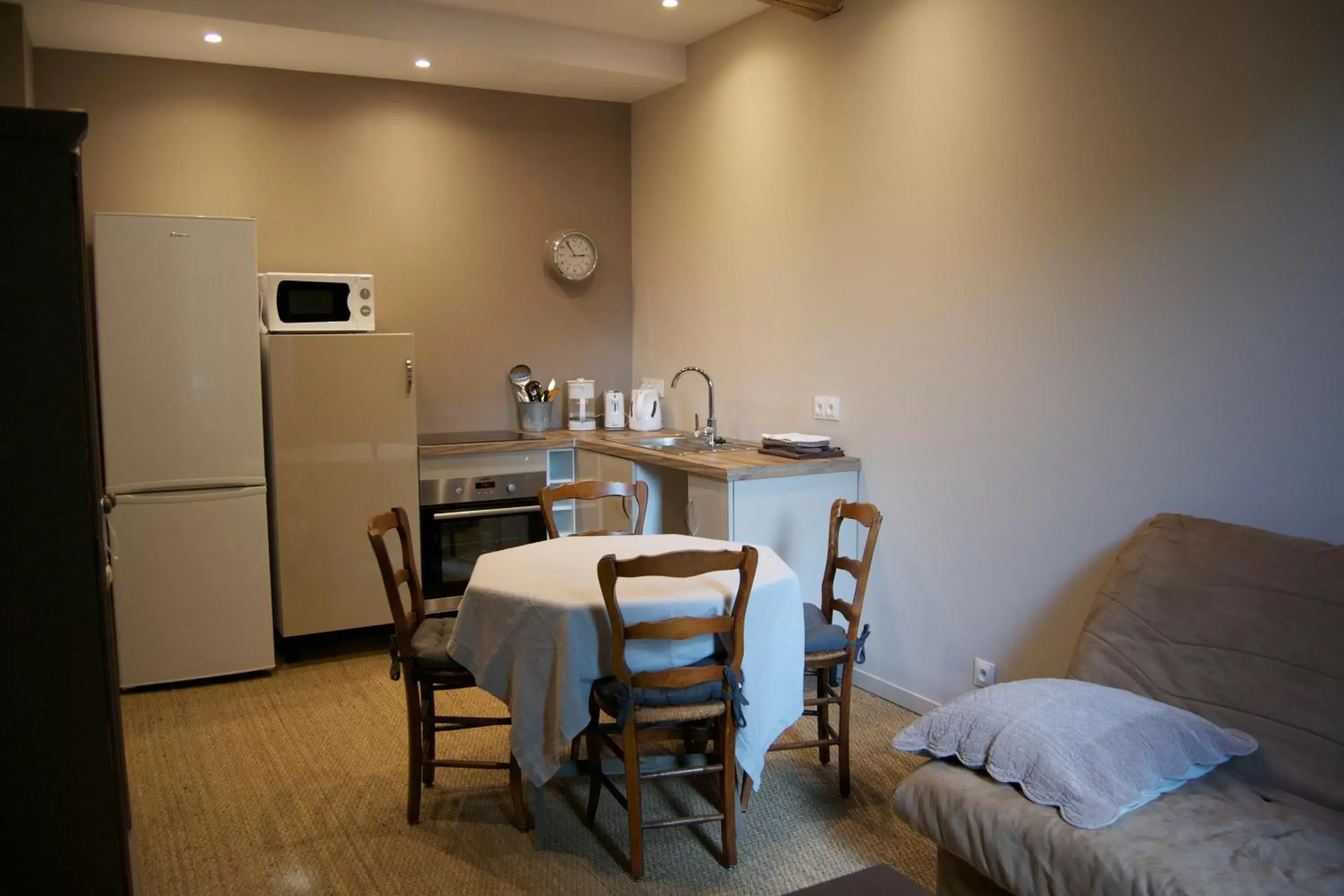 Kitchen or kitchenette, Dining Area in Appart'hôtel 27 le lion d'or