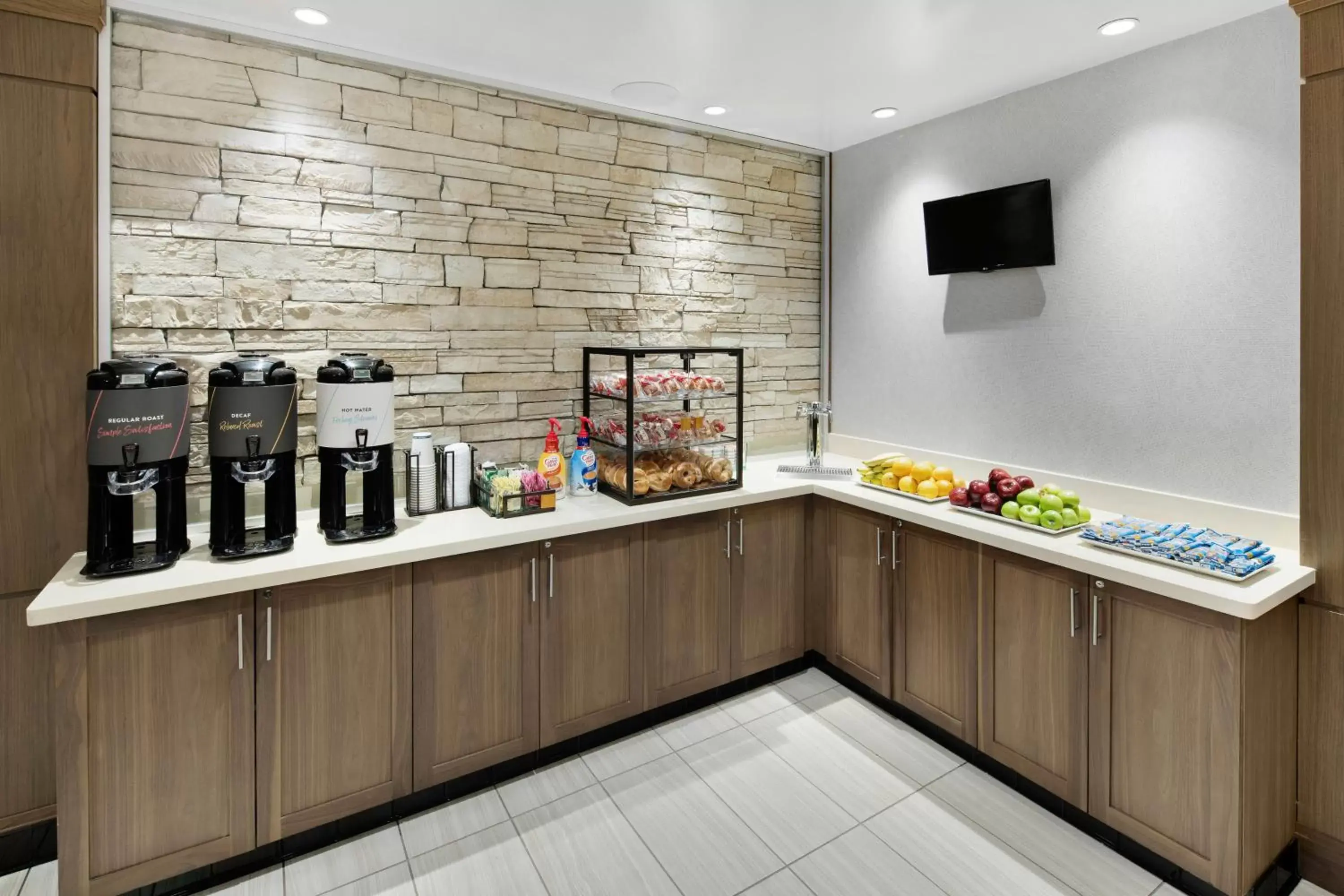Breakfast, Kitchen/Kitchenette in Staybridge Suites Irvine - John Wayne Airport, an IHG Hotel