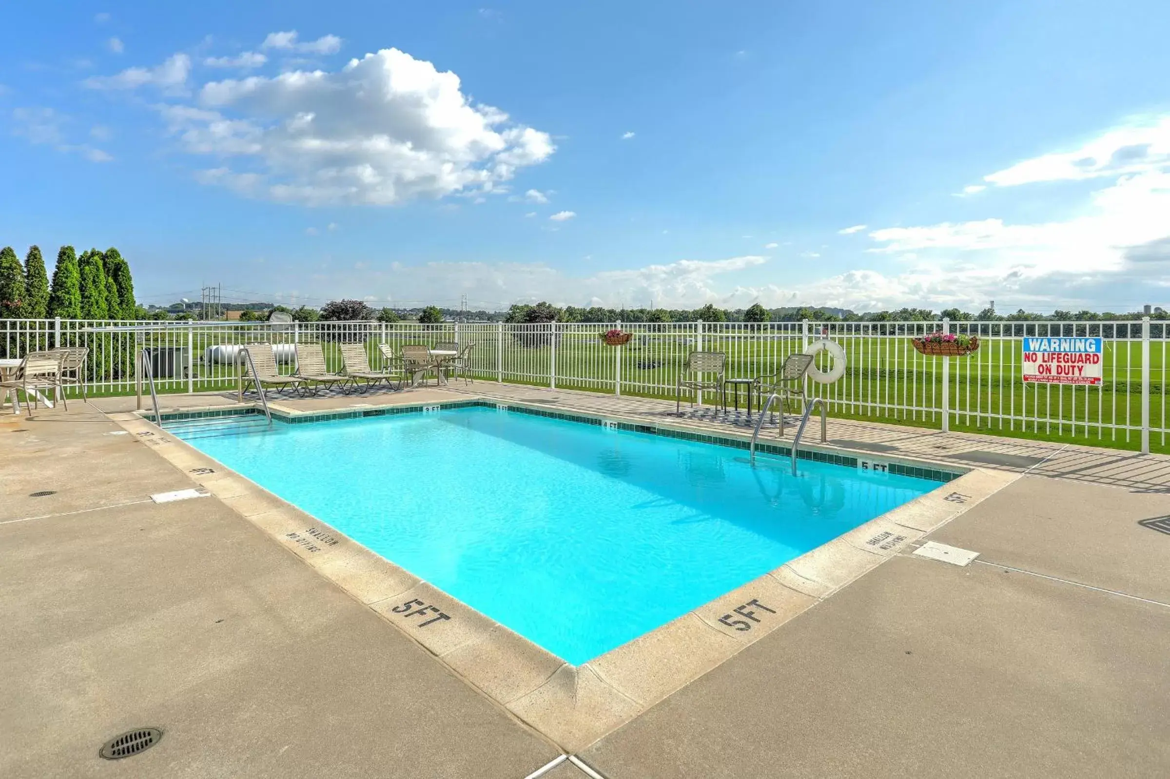 Pool view, Swimming Pool in Lancaster Inn & Suites