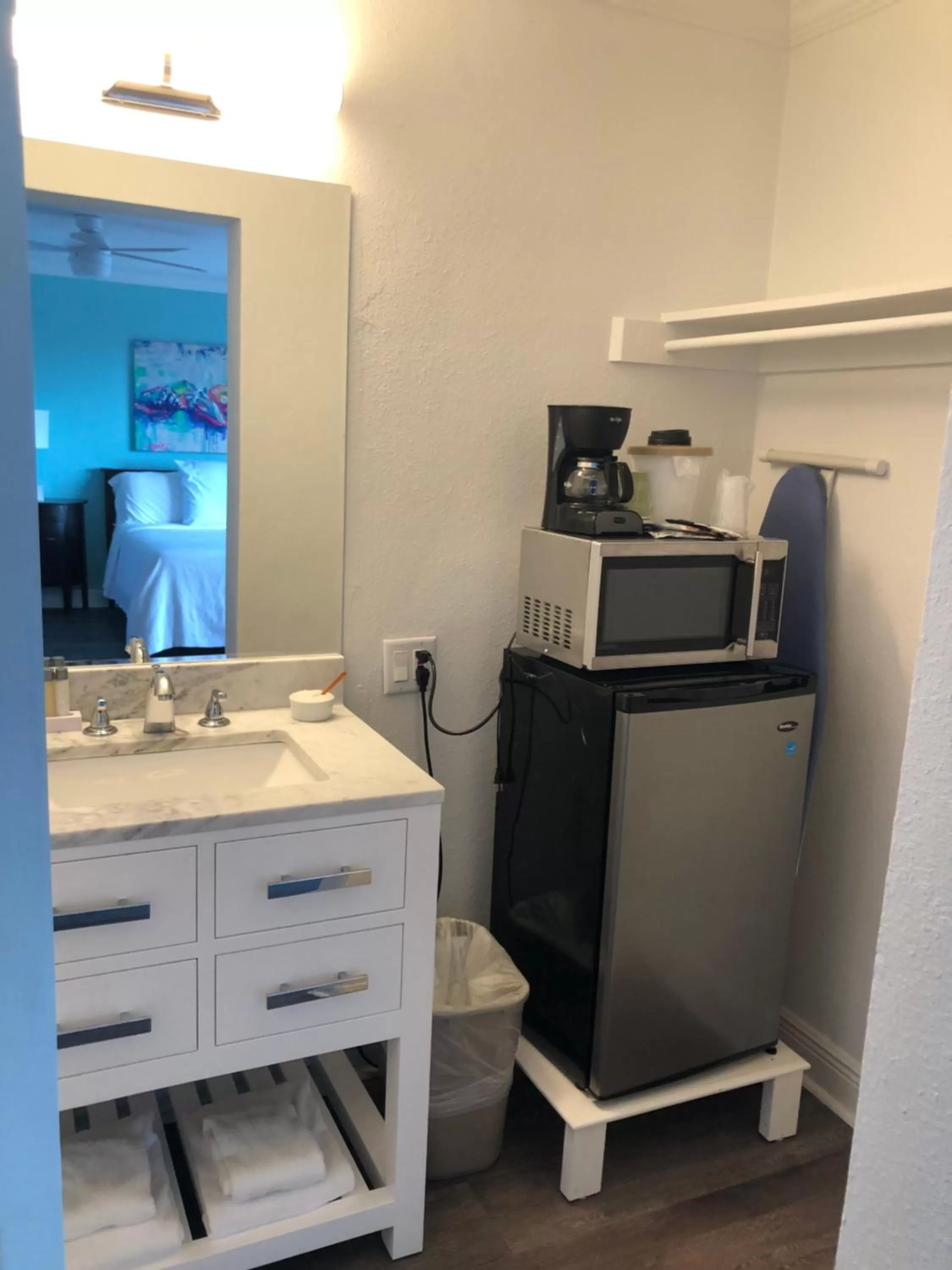 Coffee/tea facilities in Drop Anchor Resort & Marina