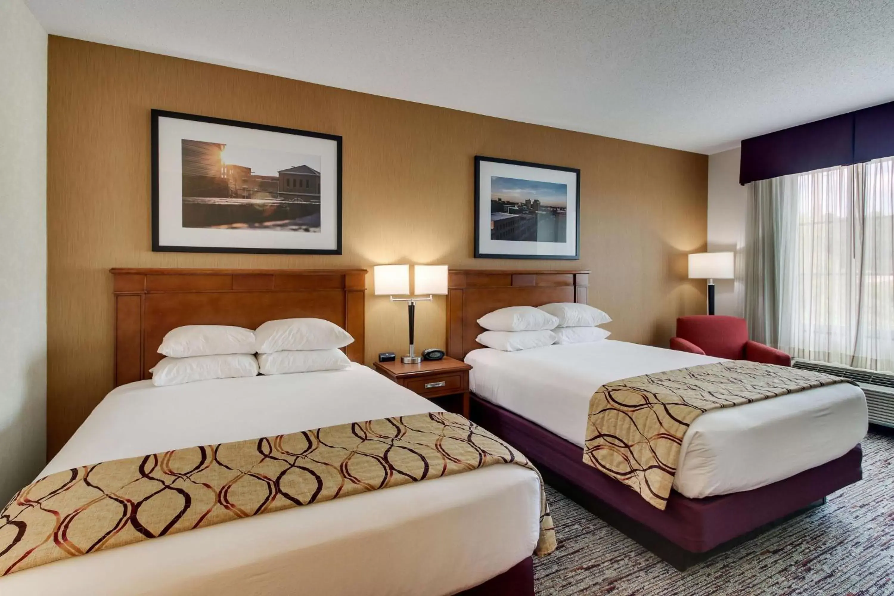 Photo of the whole room, Bed in Drury Inn & Suites Meridian