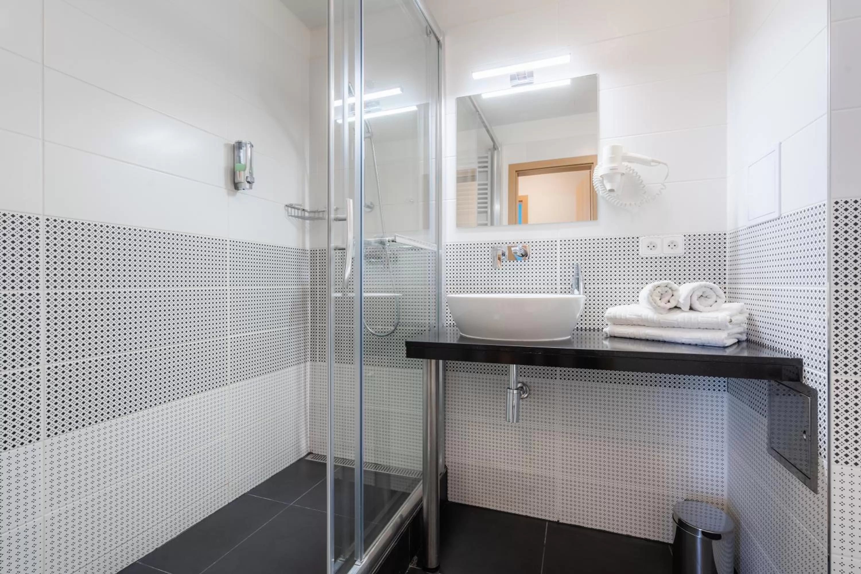 Shower in EA ApartHotel Melantrich