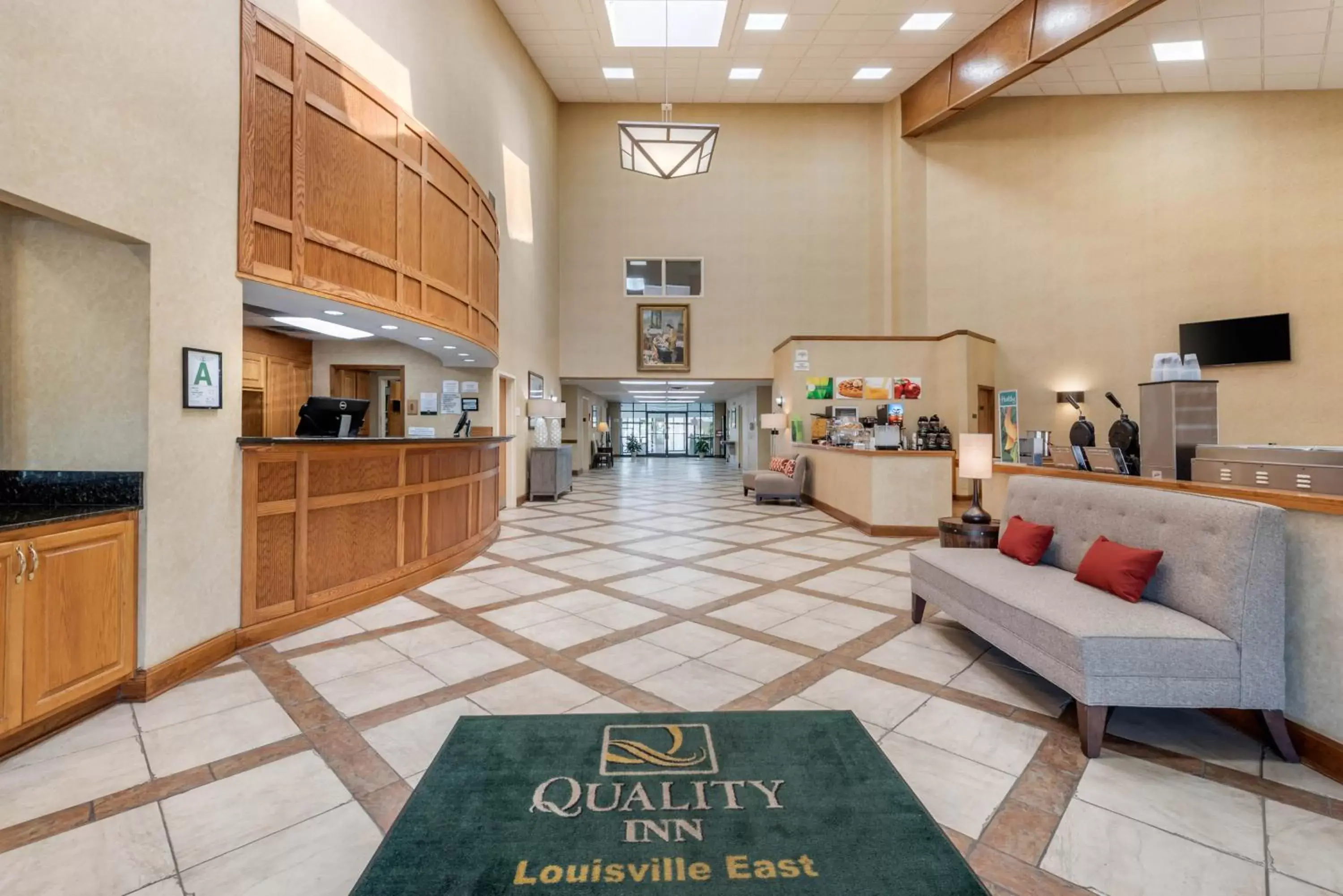 Lobby/Reception in Quality Inn Louisville