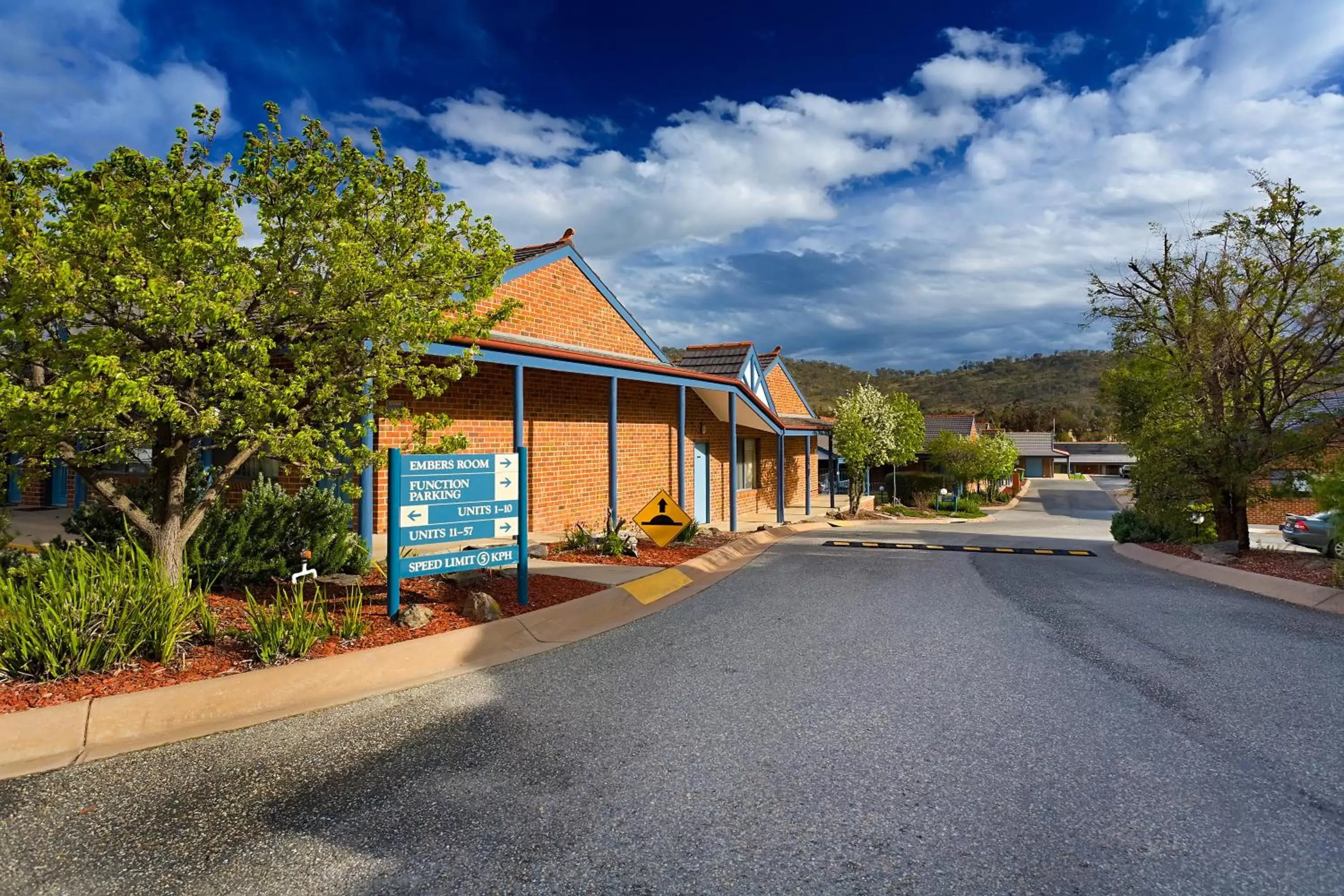 Property Building in Blazing Stump Motel & Suites