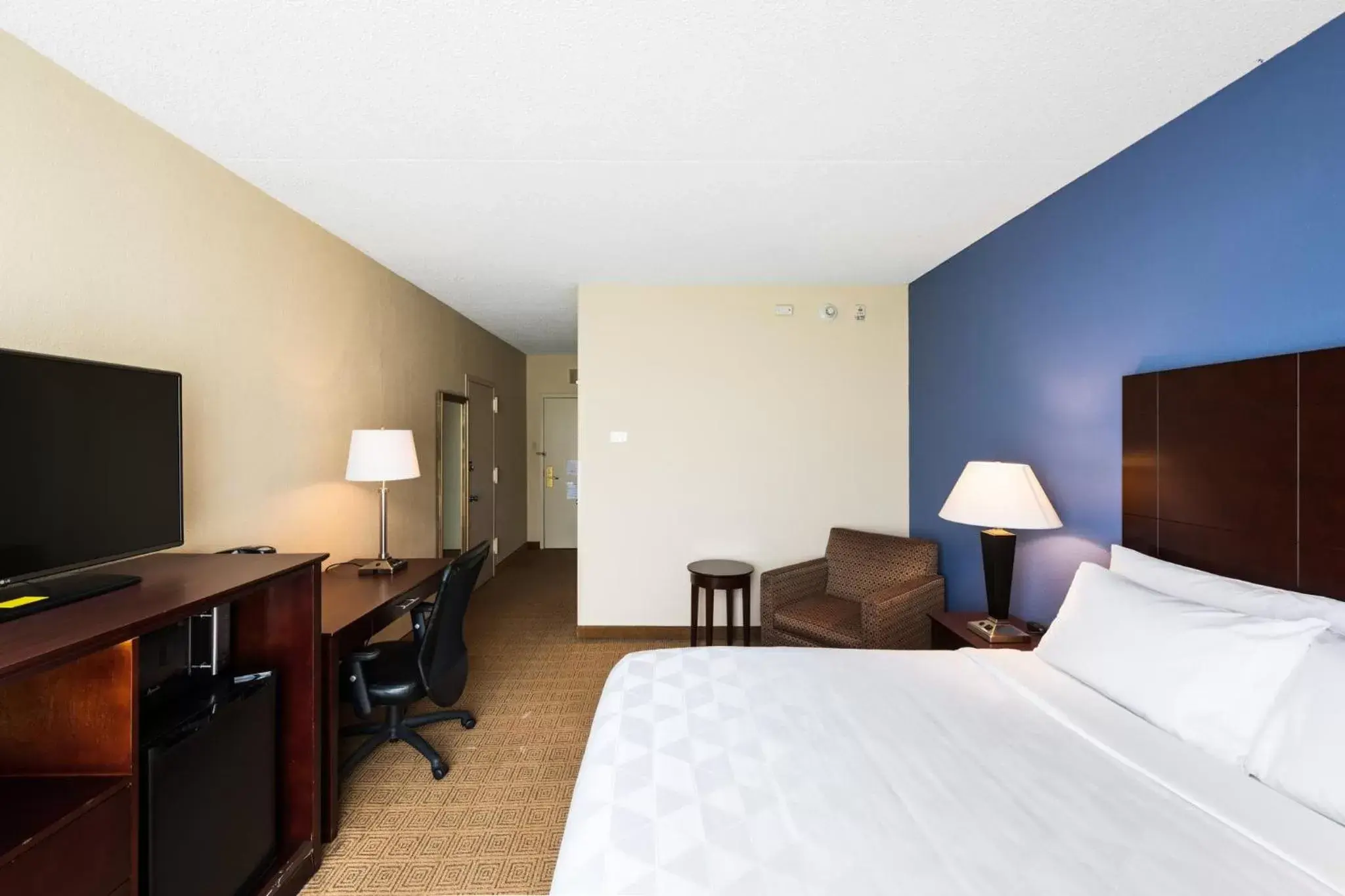 Photo of the whole room, TV/Entertainment Center in Holiday Inn South Plainfield-Piscataway, an IHG Hotel