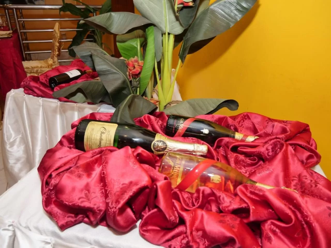 Restaurant/places to eat in Marriot Metropolitan Hotel