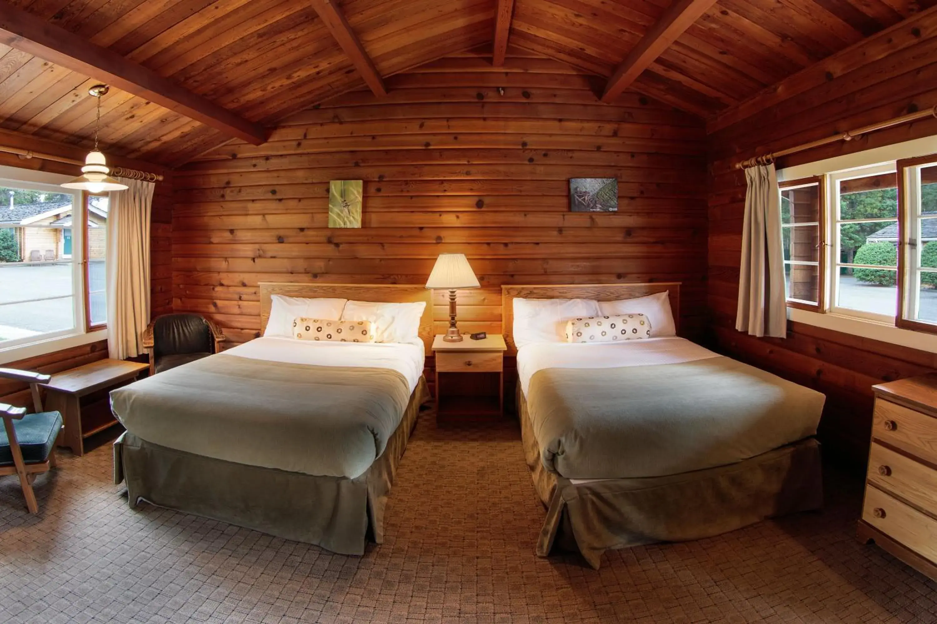 Photo of the whole room, Bed in Jasper House Bungalows