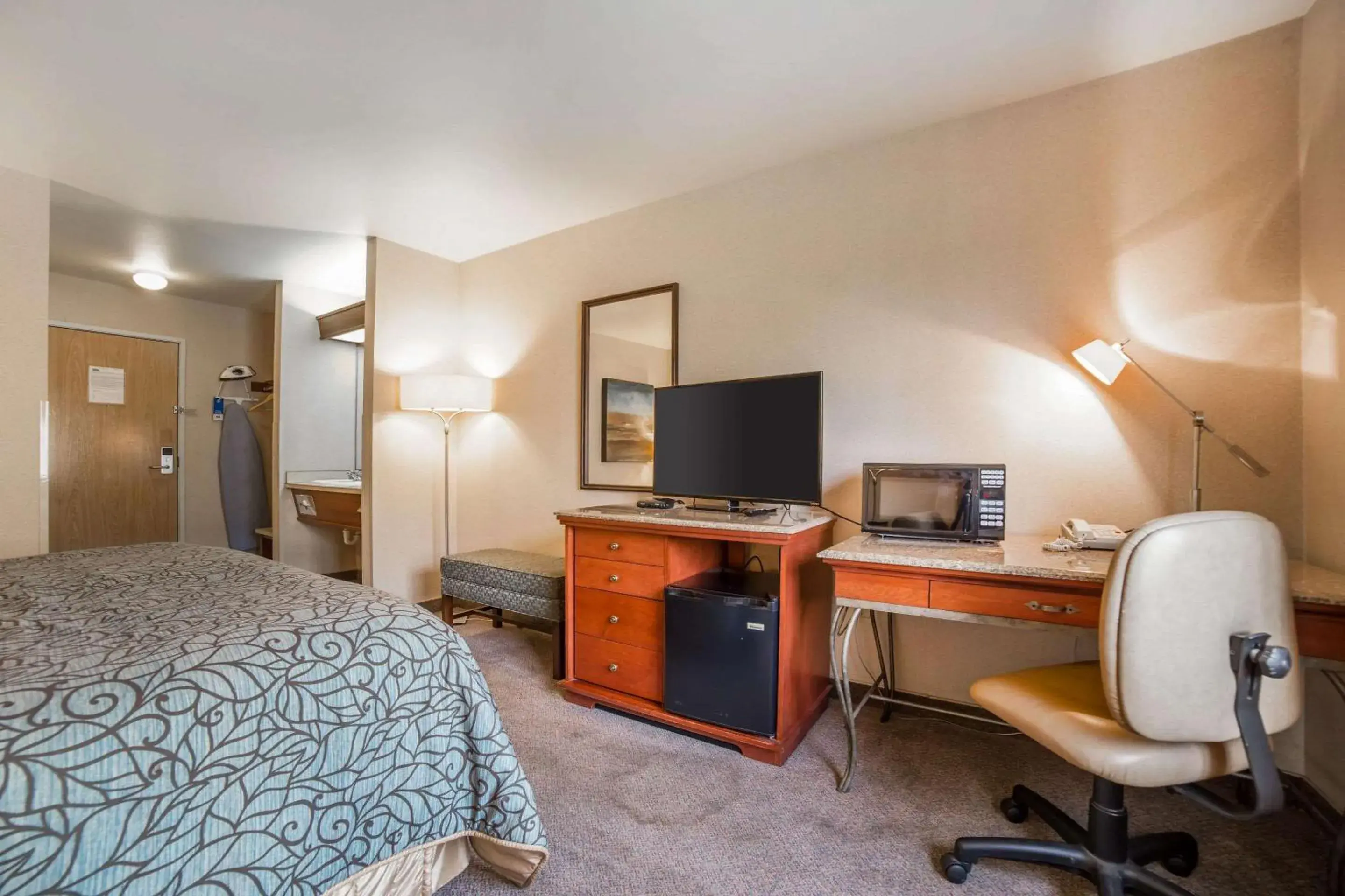 Photo of the whole room, TV/Entertainment Center in Rodeway Inn & Suites Nampa