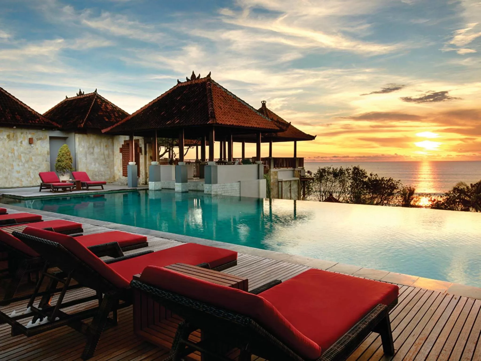 Swimming pool in Mercure Kuta Bali