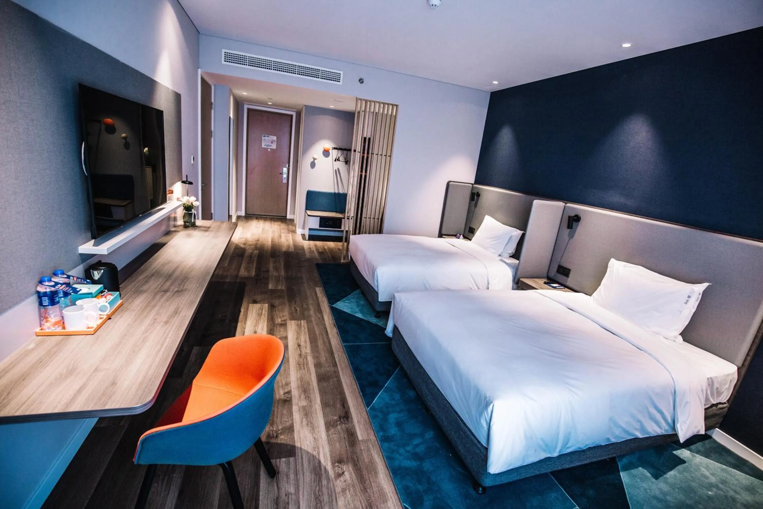 Photo of the whole room, Bed in Holiday Inn Express Ningbo Fenghua by IHG