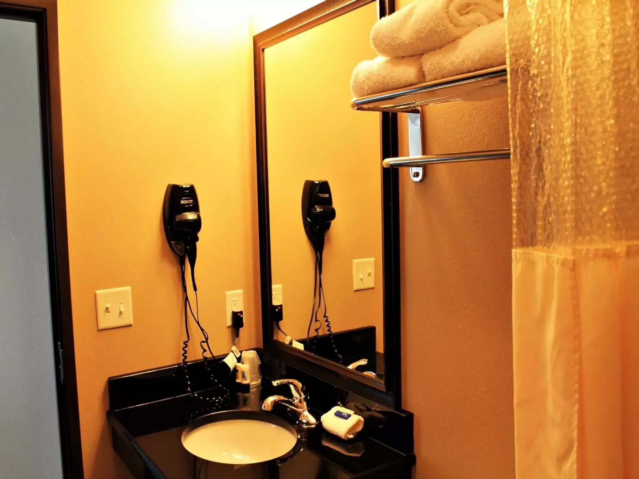 Bathroom in Cityview Inn & Suites Downtown /RiverCenter Area