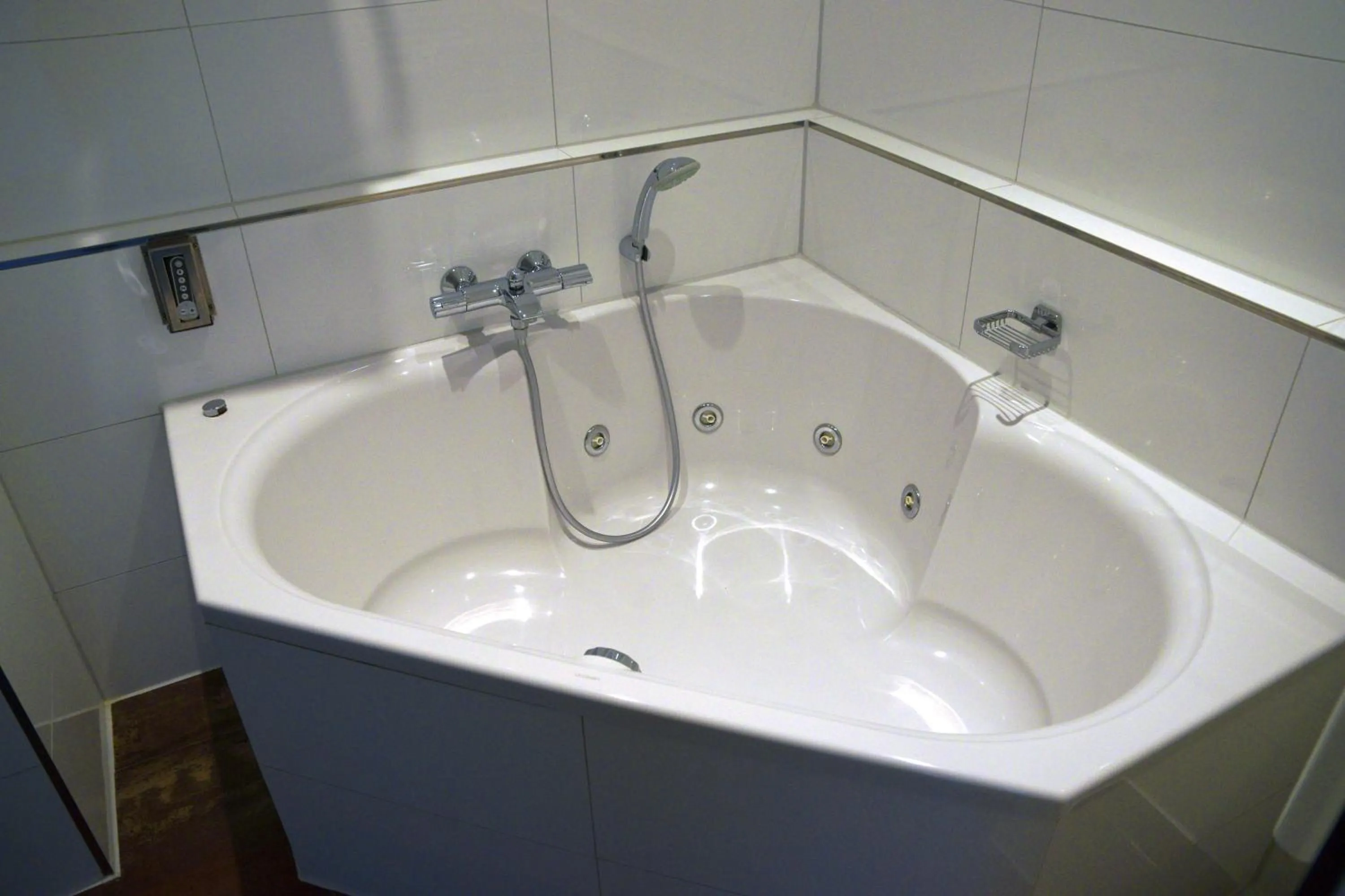 Bath in Golden Tulip West Ende