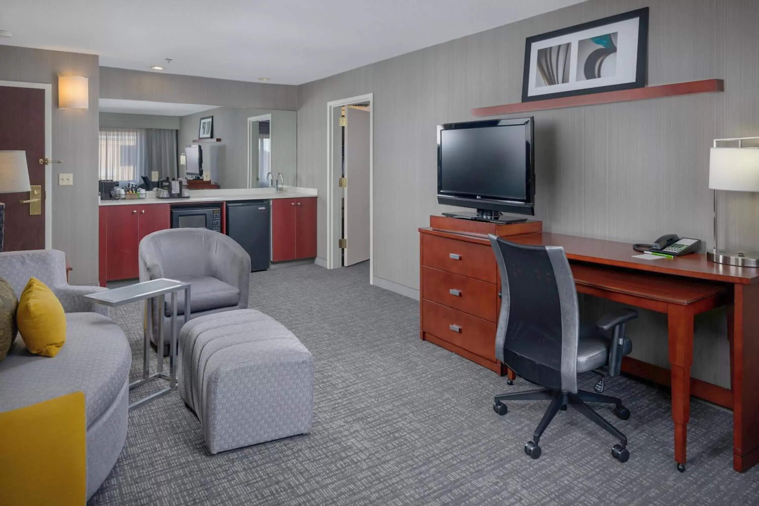 Living room, TV/Entertainment Center in Courtyard by Marriott New Haven Orange