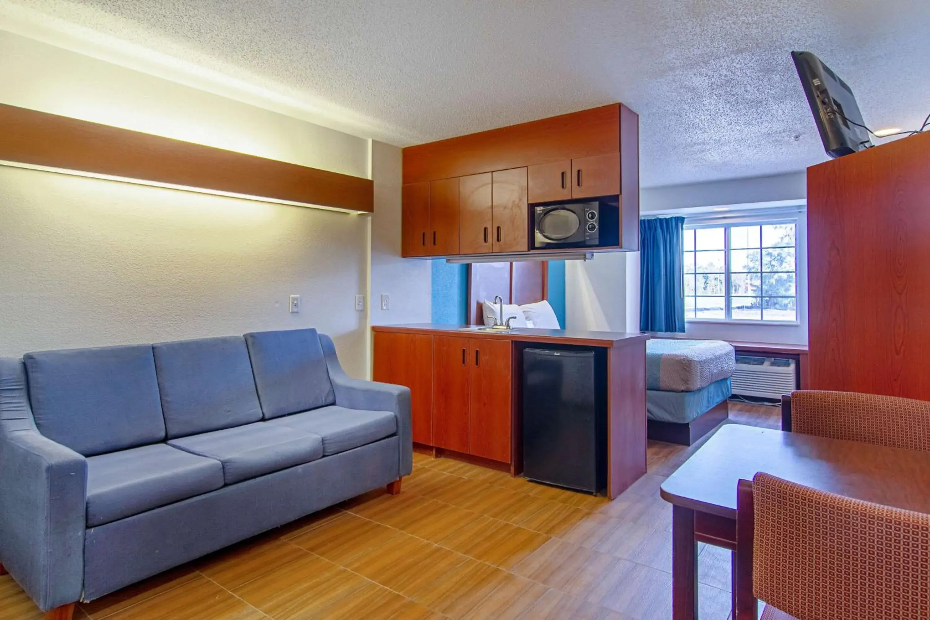 Photo of the whole room, Seating Area in Americas Best Value Inn & Suites Brunswick