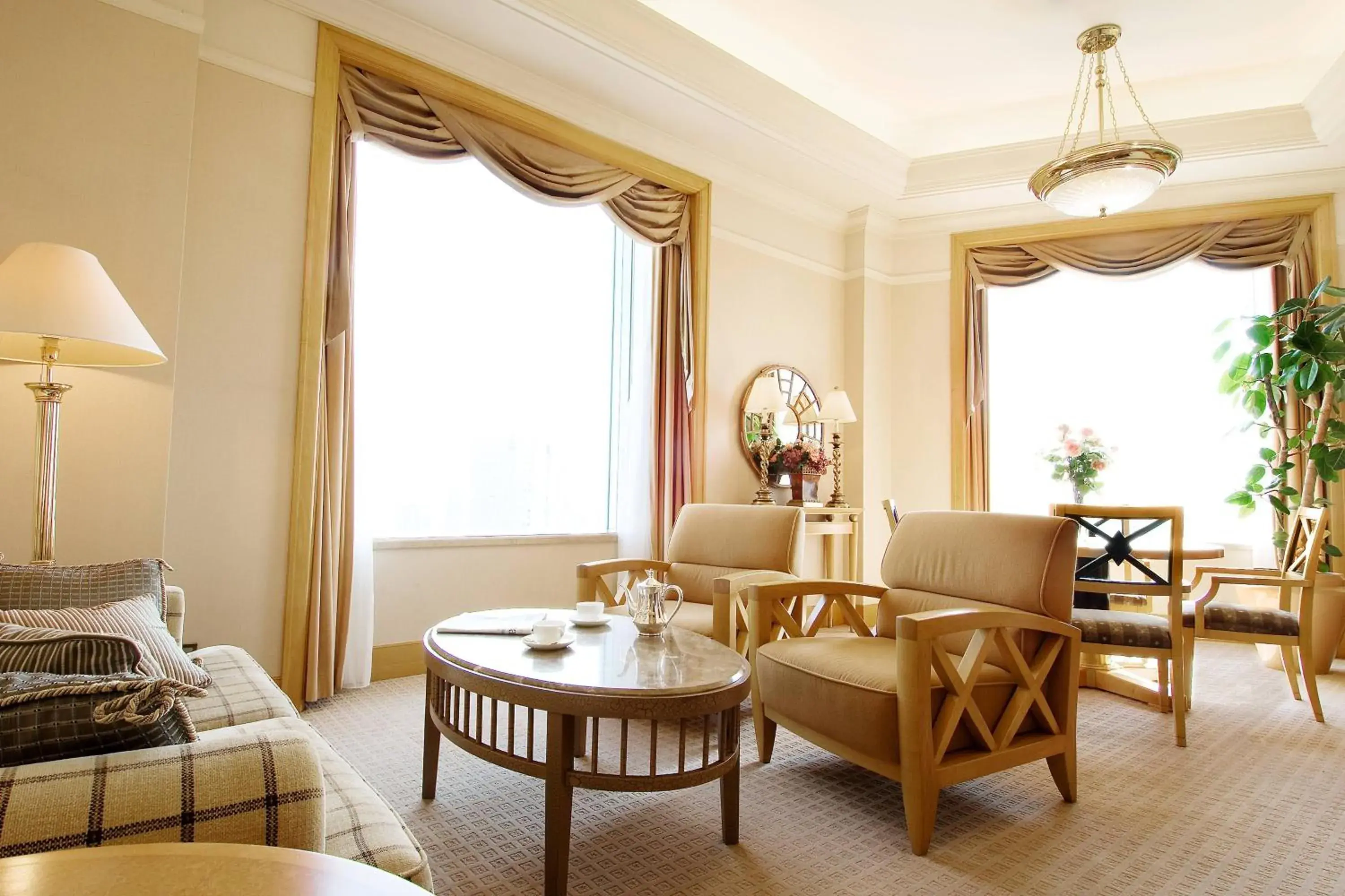 Photo of the whole room, Seating Area in Yokohama Bay Sheraton Hotel and Towers